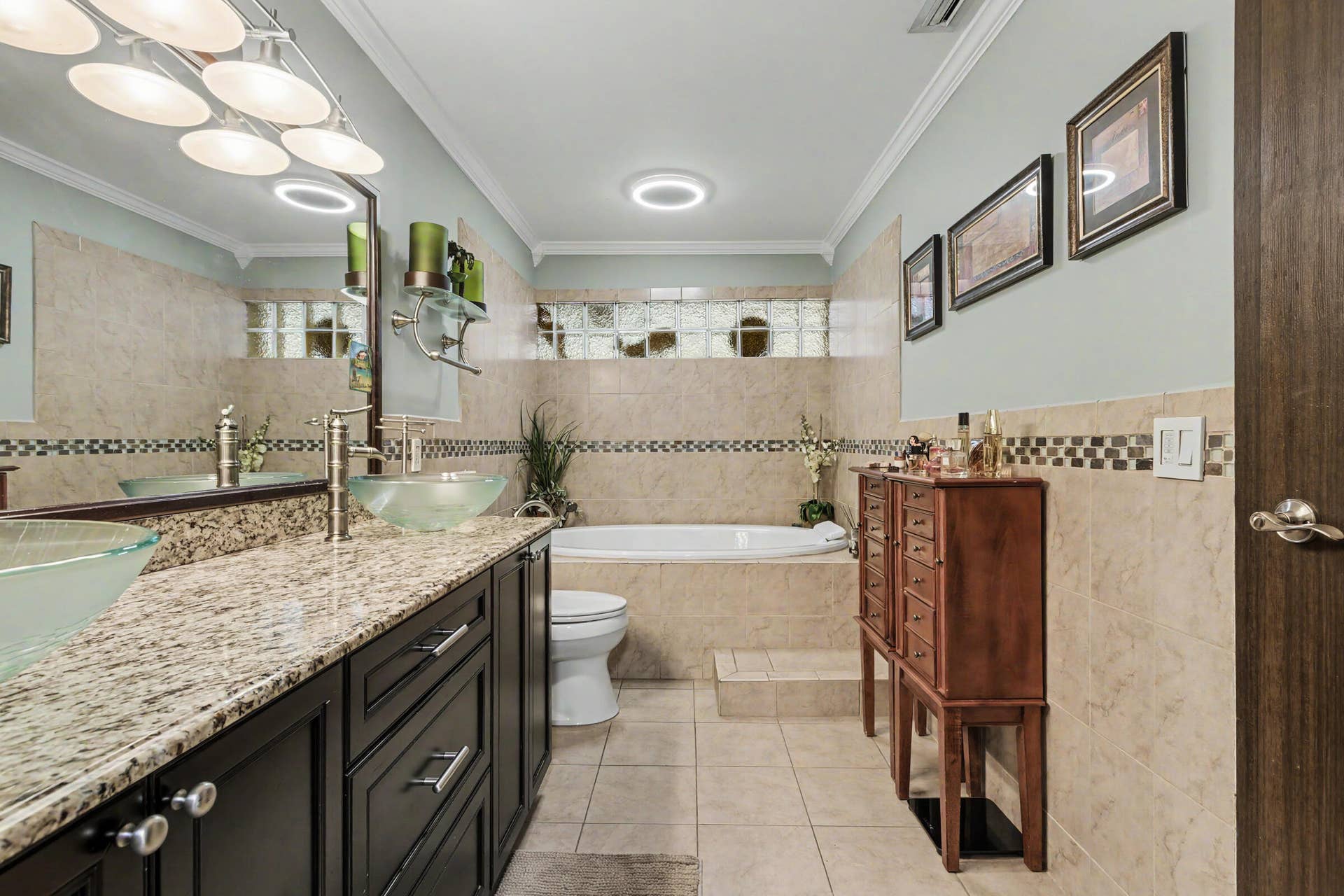 10150 NW 22ND Court, Pembroke Pines, FL 33026 Dual Sinks
