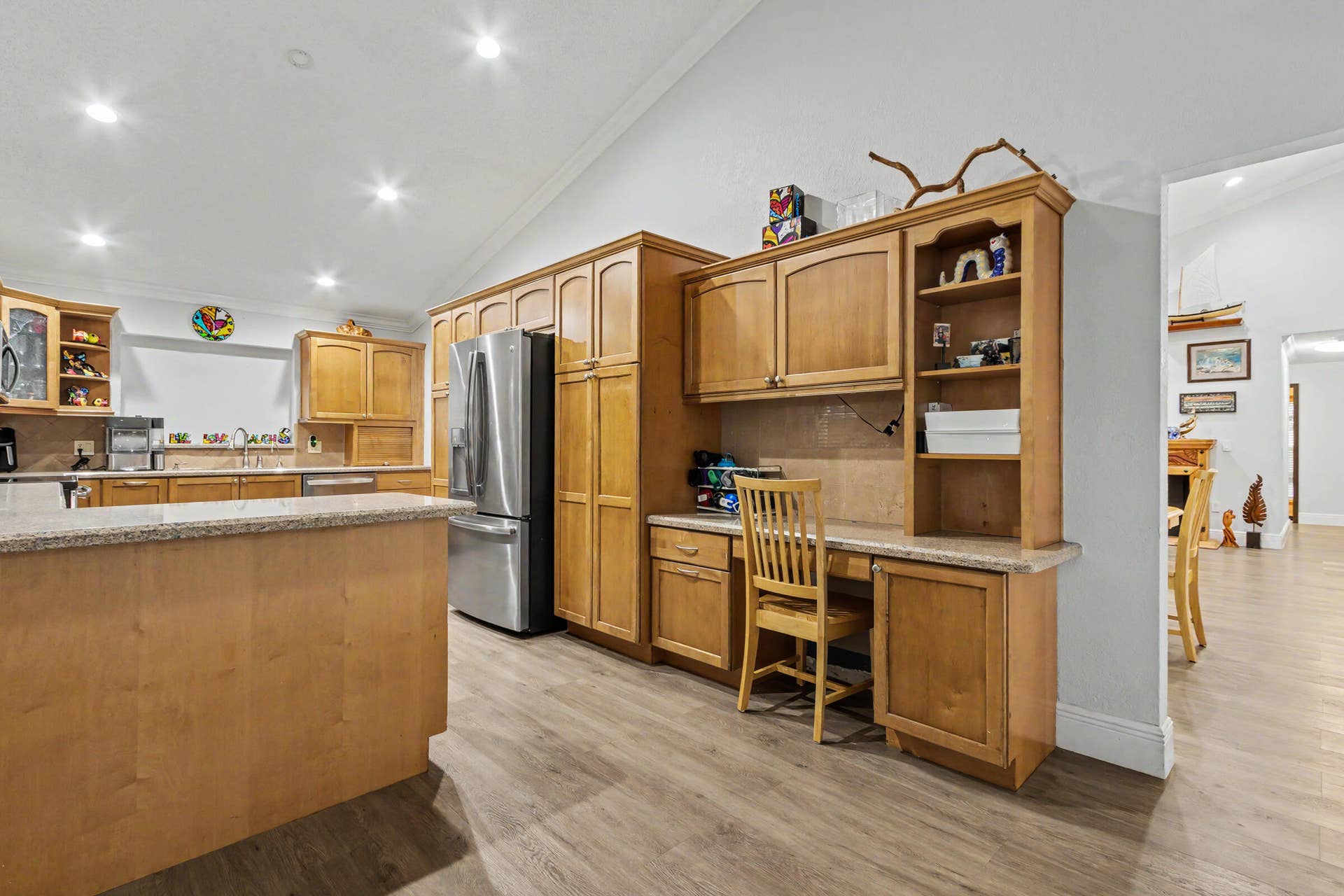 10150 NW 22ND Court, Pembroke Pines, FL 33026 Built in desk