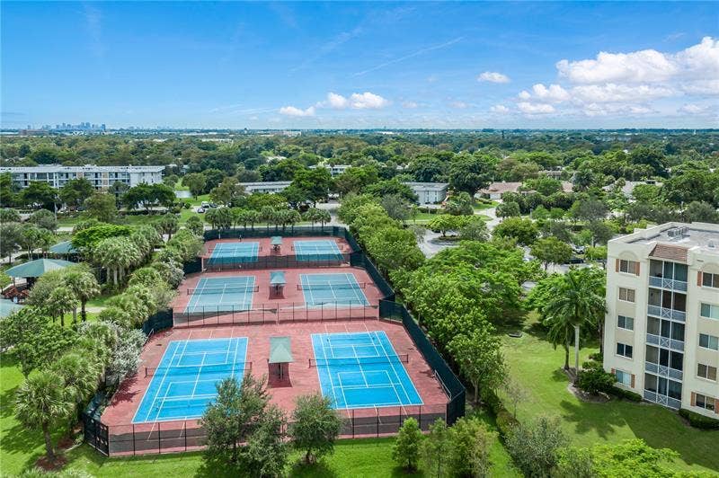 565 OAKS Lane, #305, Pompano Beach, FL 33069 PALM AIRE TENNIS CROP