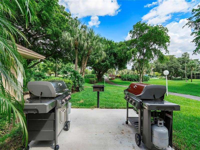 565 OAKS Lane, #305, Pompano Beach, FL 33069 pa 66 bbqs