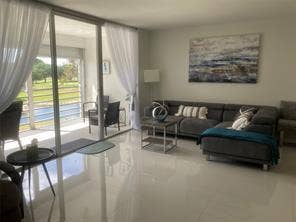 565 OAKS Lane, #305, Pompano Beach, FL 33069 305 L R
