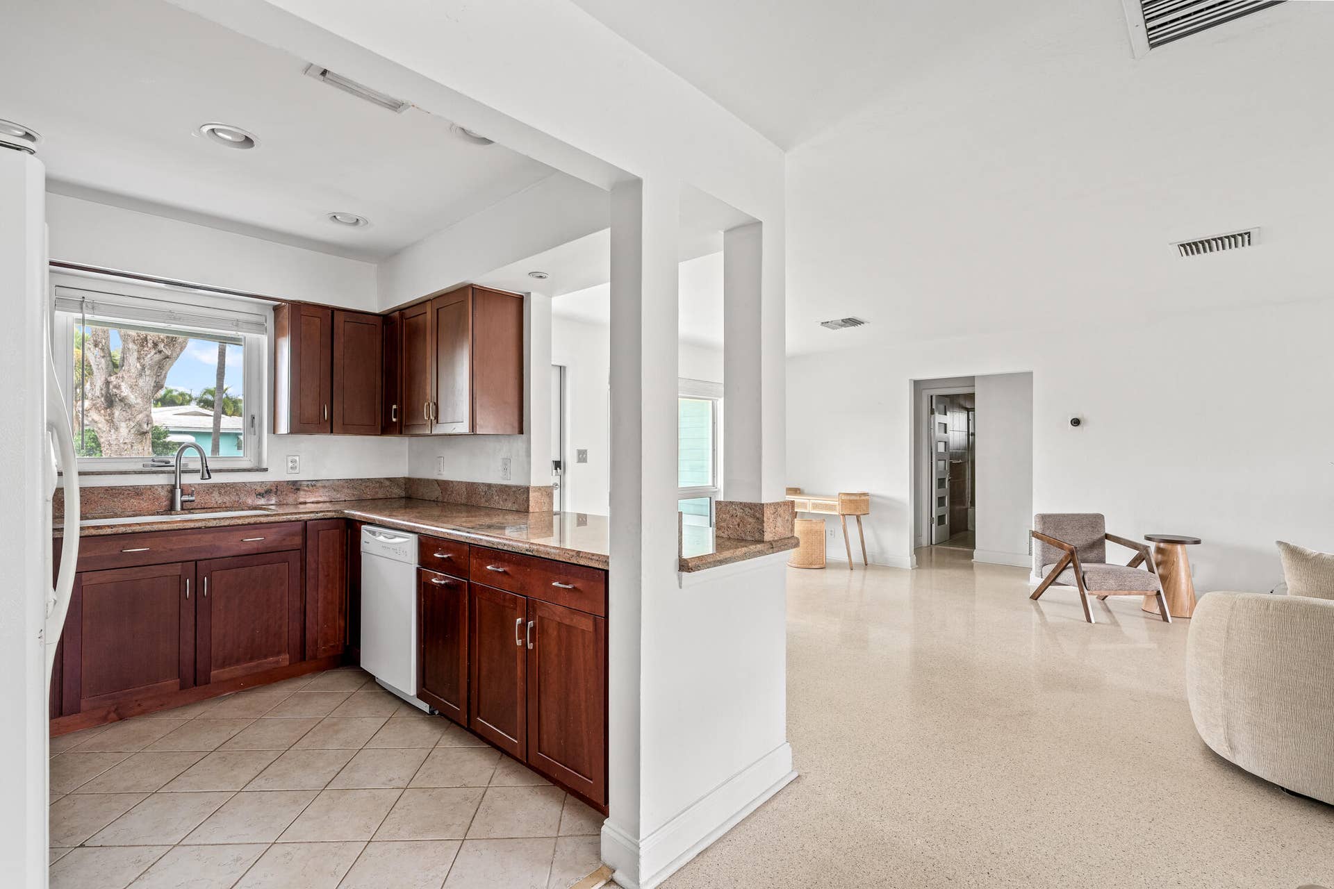 690 SE 5th Court, Pompano Beach, FL 33060 DSC03436