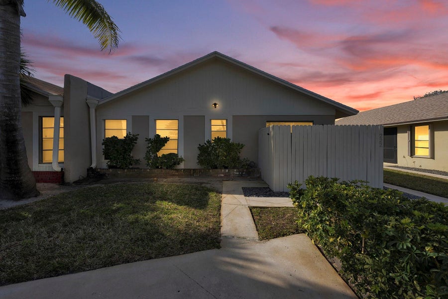 Property photo for 222 SE 1ST Circle, Boynton Beach, FL