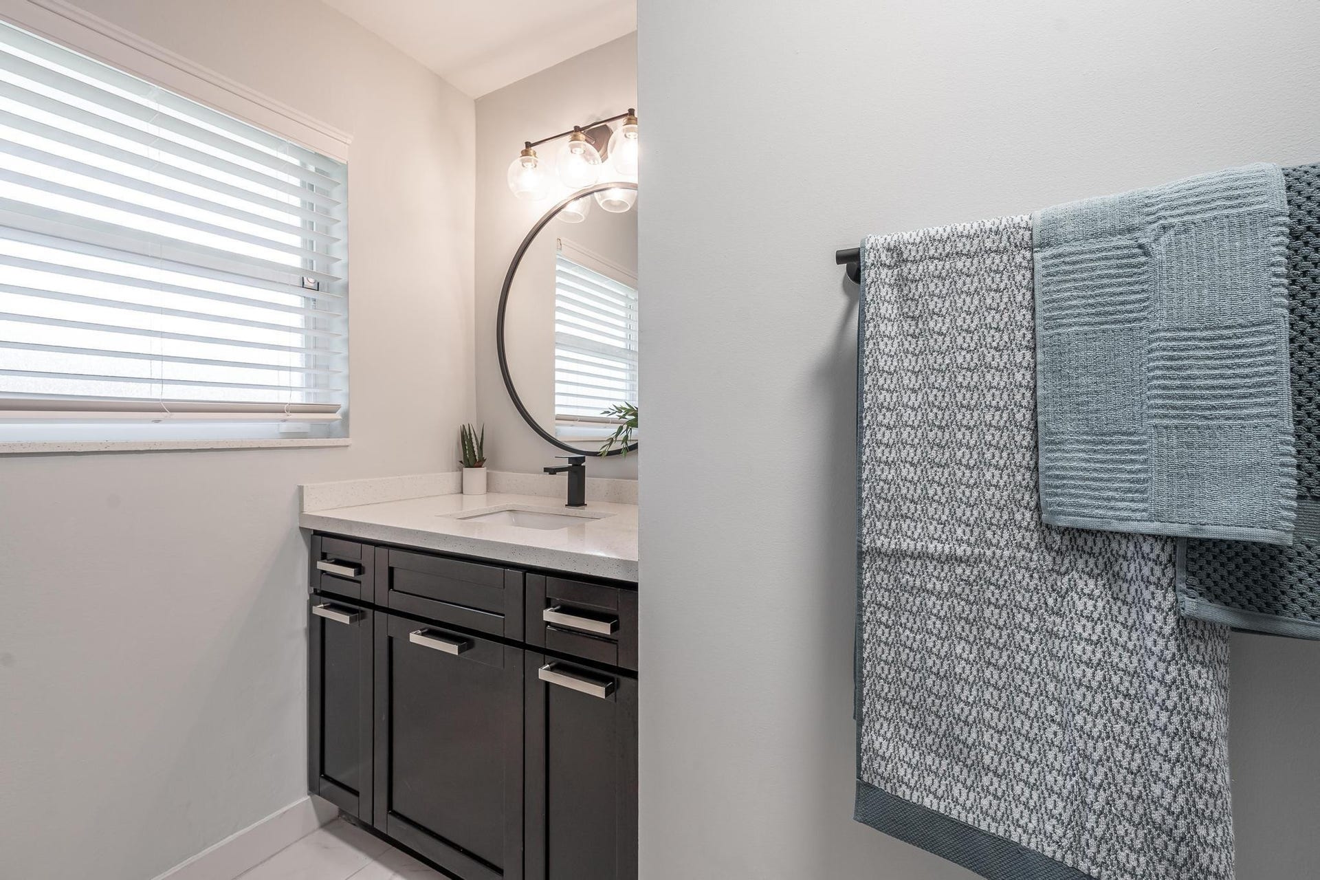 Second bath with modern vanity