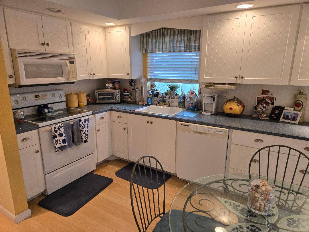 5700 Queen Palm Court, #B, Delray Beach, FL 33484 Kitchen