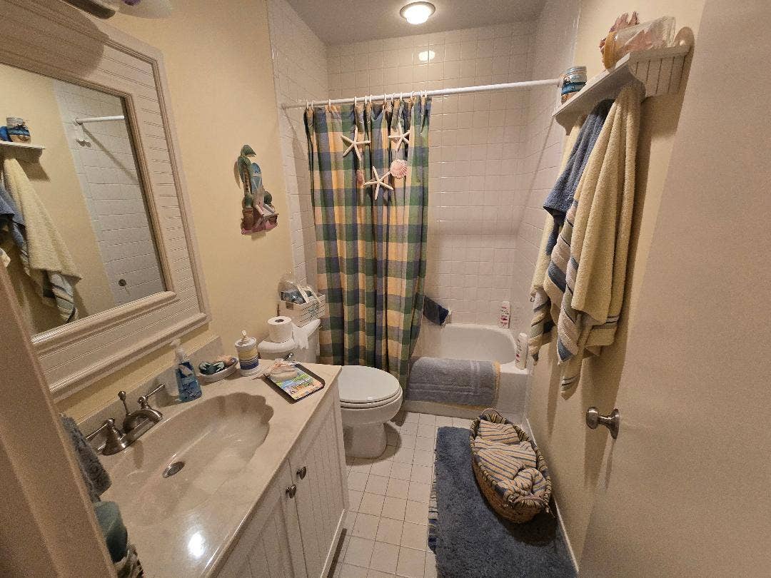 5700 Queen Palm Court, #B, Delray Beach, FL 33484 Guest Bath