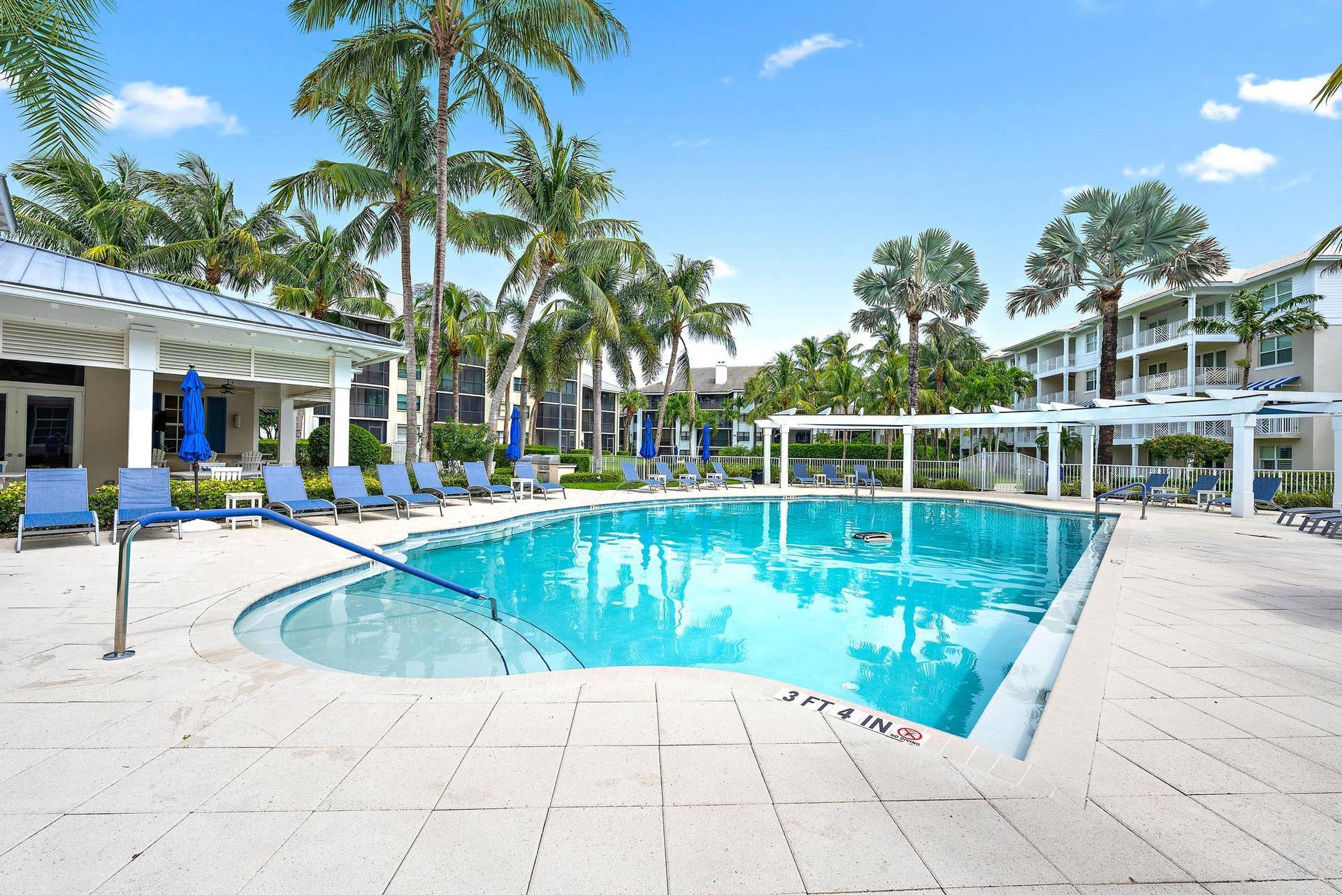 844 Bay Colony Drive S, Juno Beach, FL 33408 Resort style pool