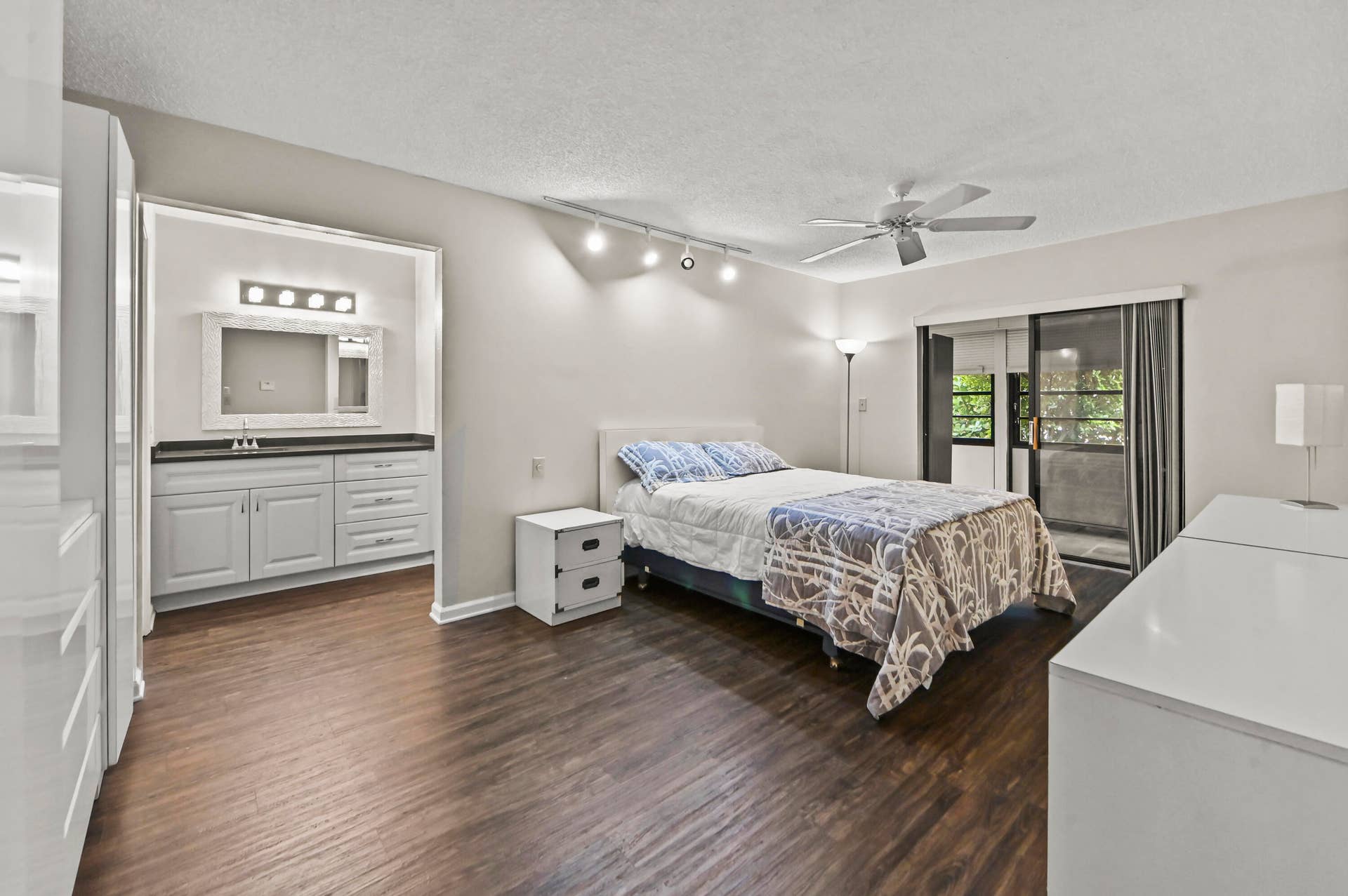 21 Bedroom 01