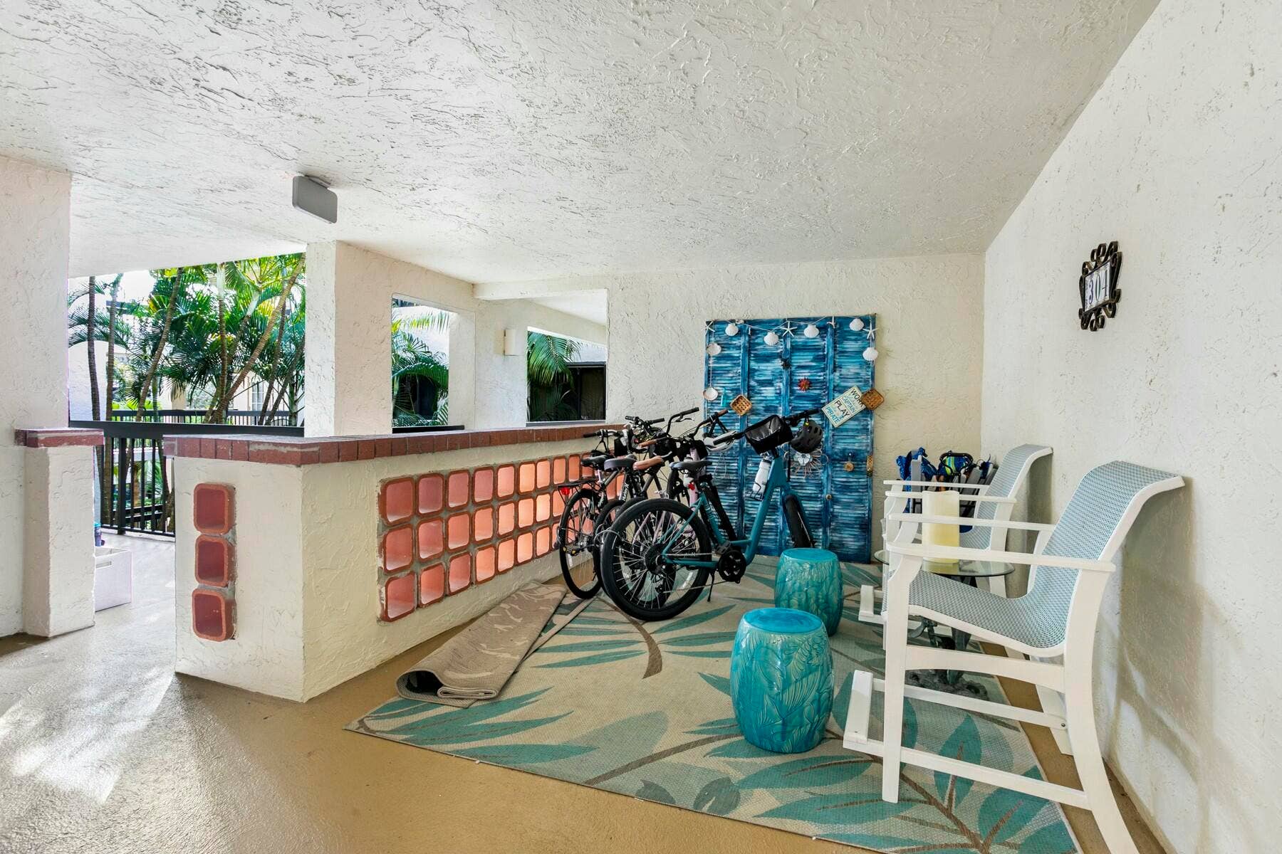 500 Ocean Trail Way, #304, Jupiter, FL 33477 Front Entrance Seating