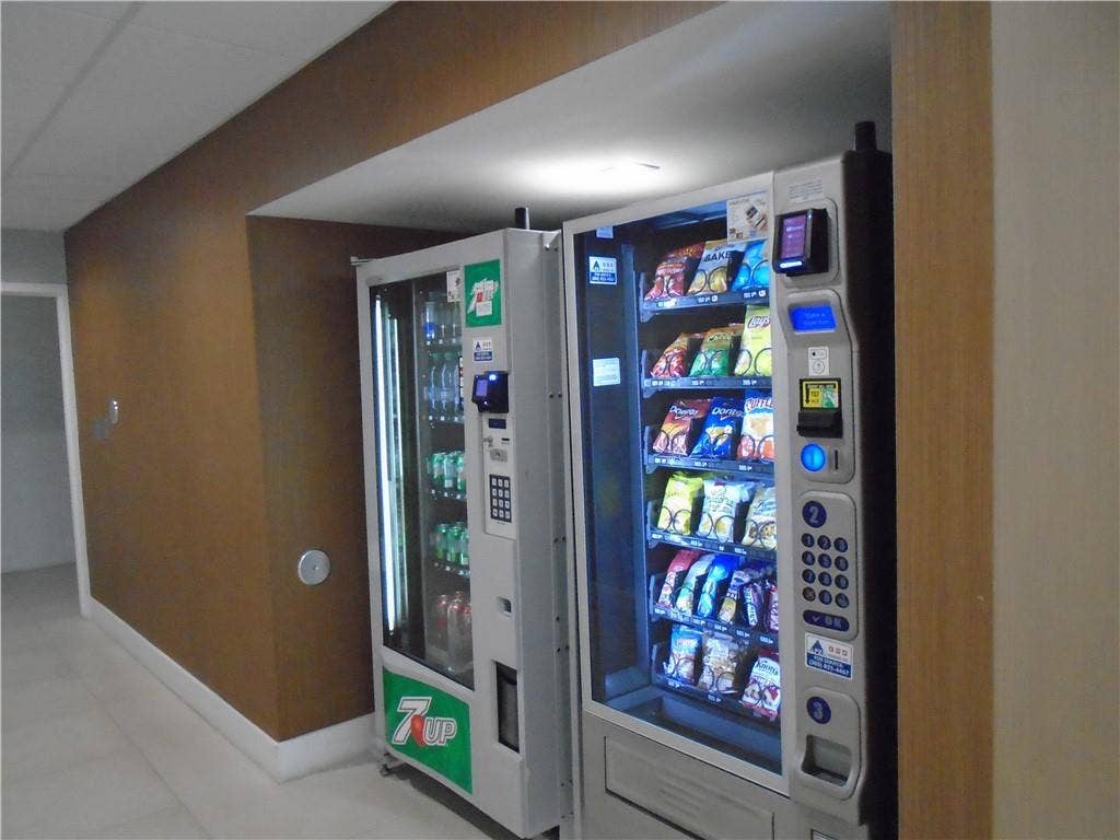 1800 N ANDREWS Avenue, #5B, Fort Lauderdale, Fort Lauderdale, FL 33311 Food and beverage machines, convenient.