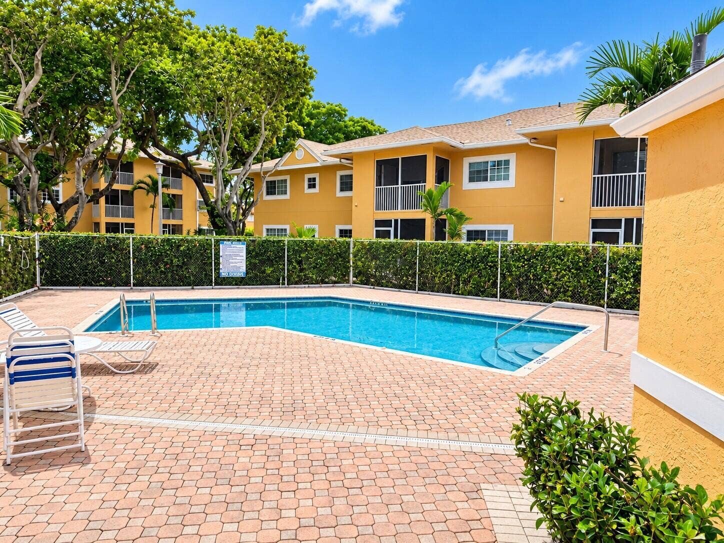 401 SE 10TH Street, #B201, Dania Beach, FL 33004 Pool Courtyard