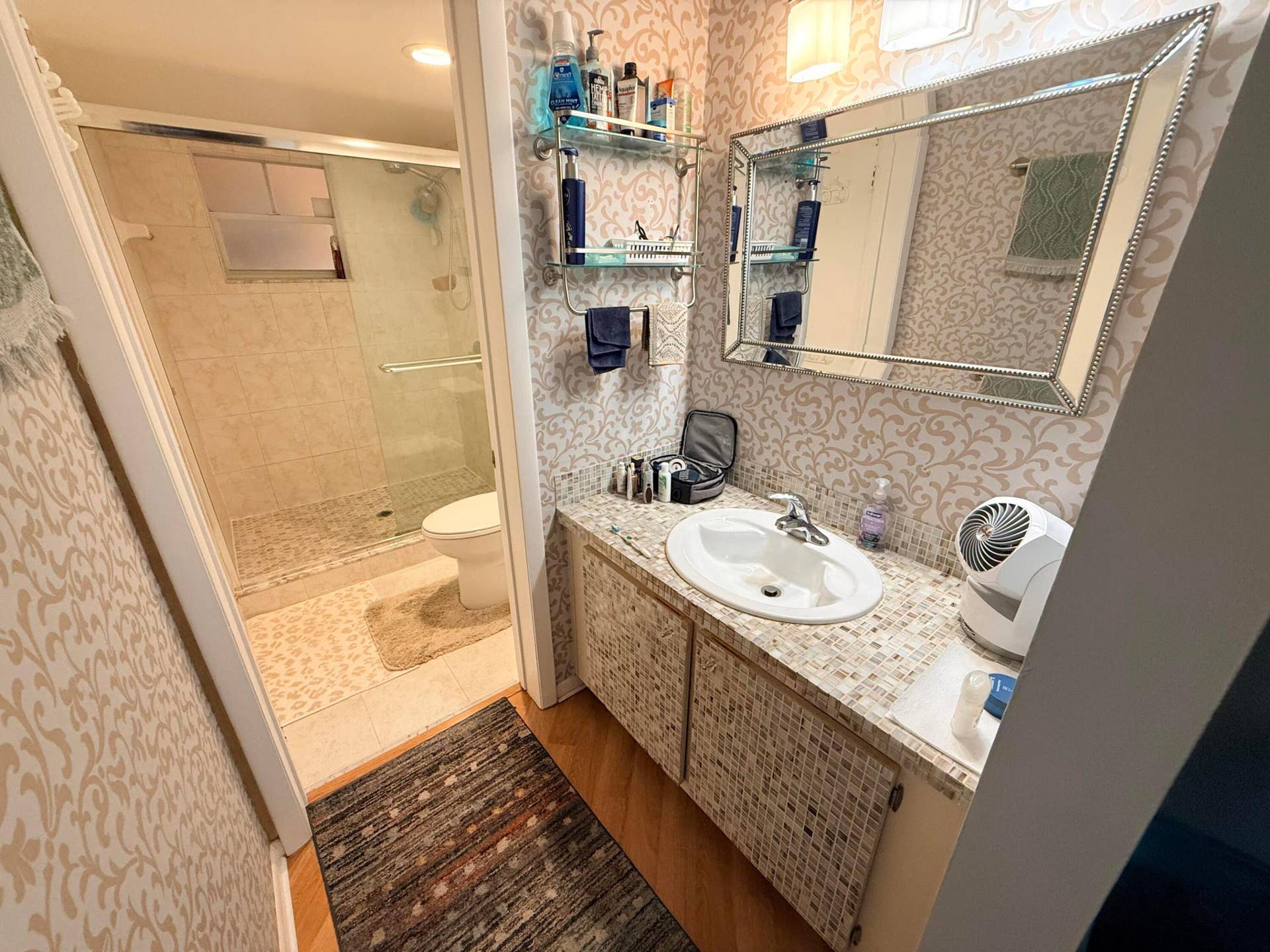 401 SE 10TH Street, #B201, Dania Beach, FL 33004 Main Bathroom
