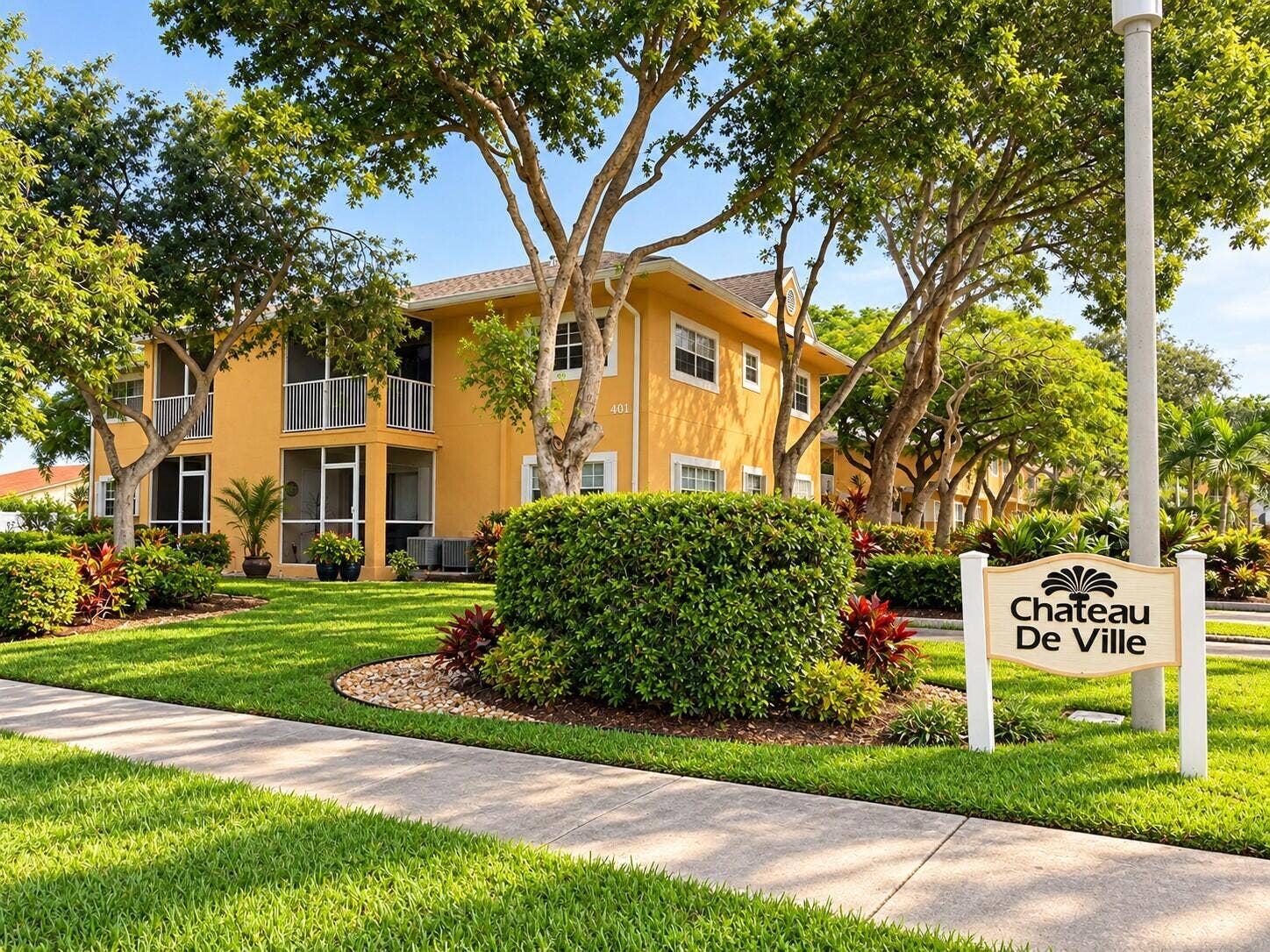 401 SE 10TH Street, #B201, Dania Beach, FL 33004 Chateau De Ville Landscaped Entrance