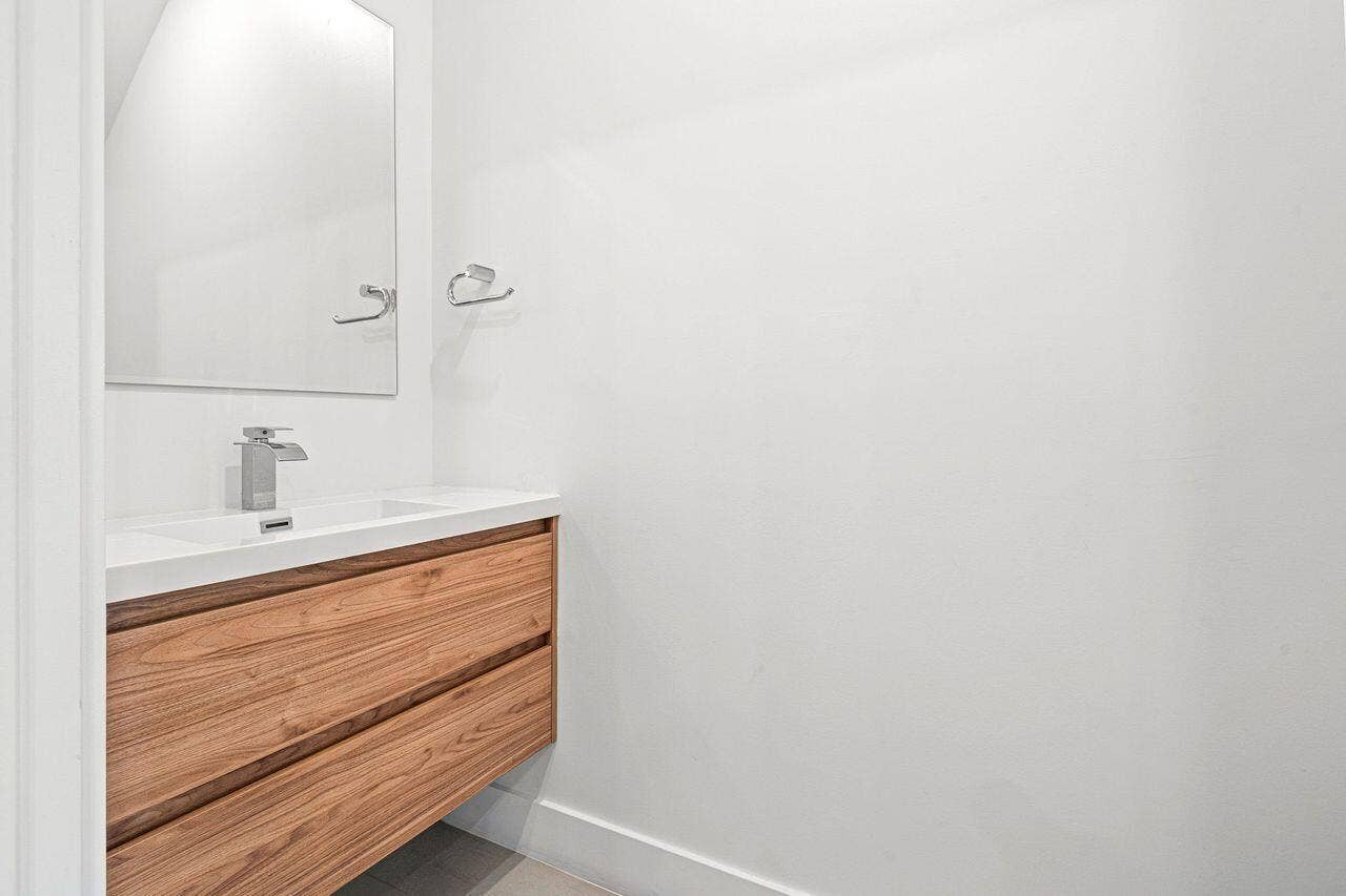 1720 SW 20th Street, Fort Lauderdale, FL 33315 Guest Bathroom