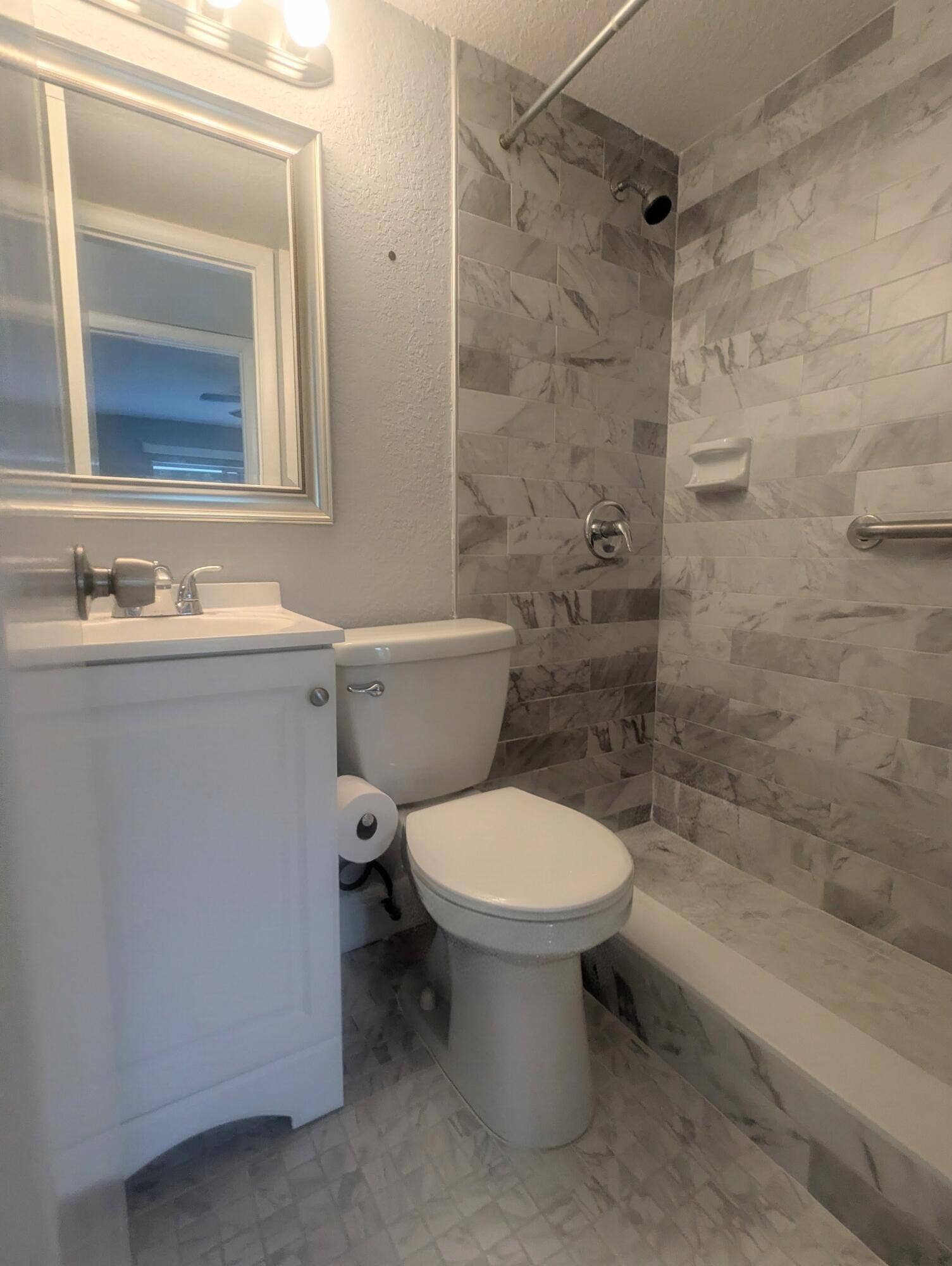 2nd Bath w Step In Shower