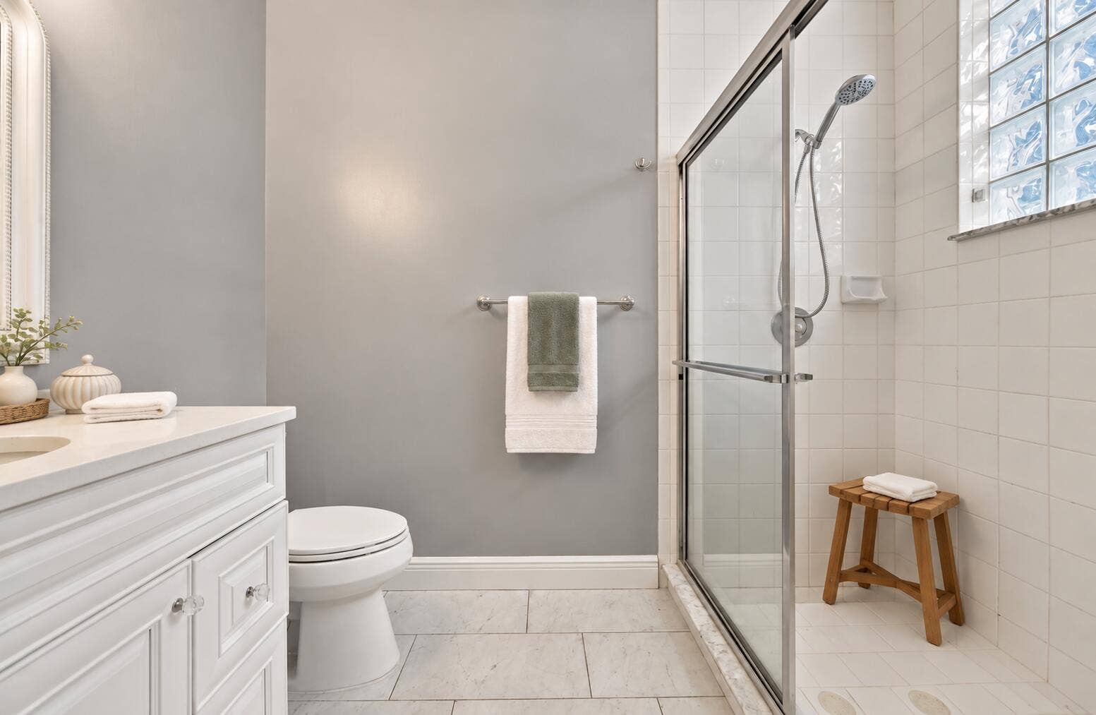 8292 WATERLINE Drive, #106, Boynton Beach, FL 33472 Serene bathroom shower with layered towe