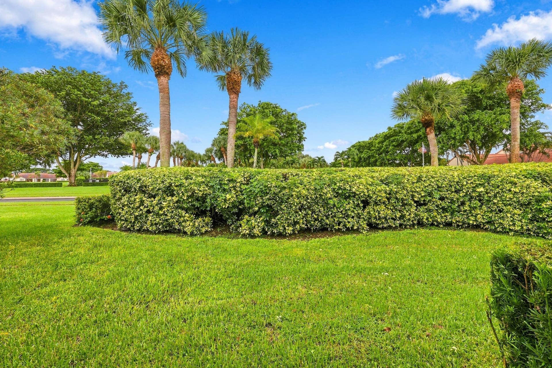 8292 Waterline Drive, #106, Boynton Beach, FL 33472 Lush green lawn and manicured shrubbery