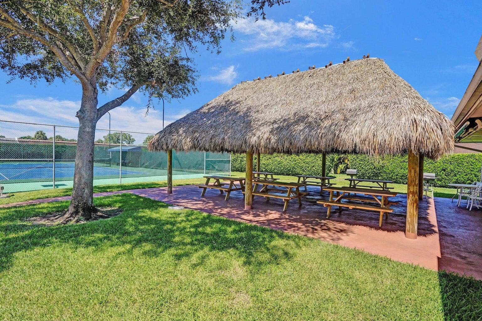 5130 Las Verdes Circle, #121, Delray Beach, FL 33484 BBQ Area Tiki Hut