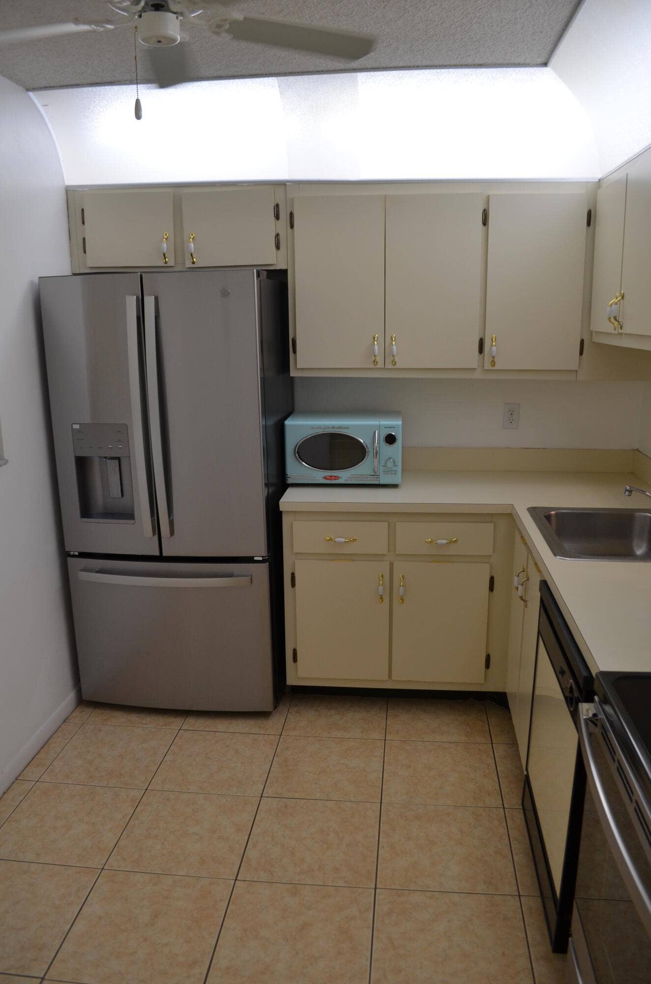 5130 Las Verdes Circle, #121, Delray Beach, FL 33484 Newer Stove and Refrigerator 2024