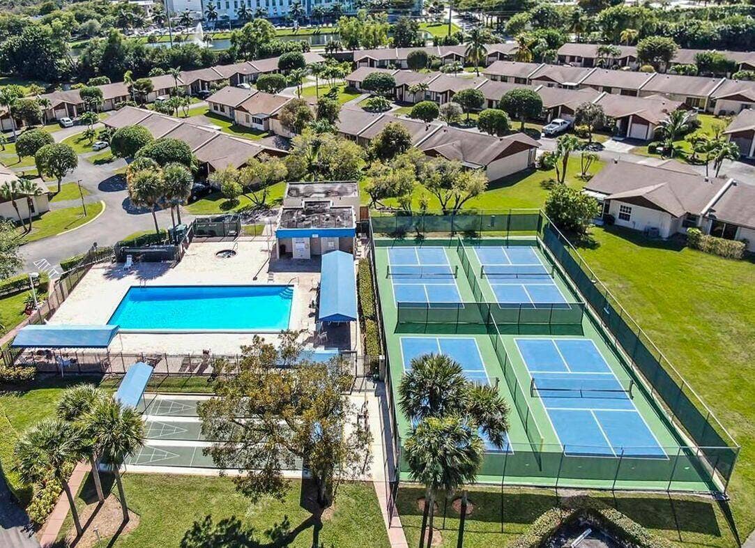 5130 Las Verdes Circle, #121, Delray Beach, FL 33484 LV Overhead Vibe Pool