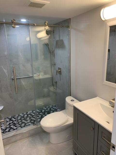 Main Bathroom w/Shower