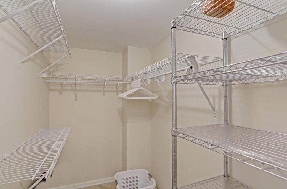 WALK IN CLOSET
