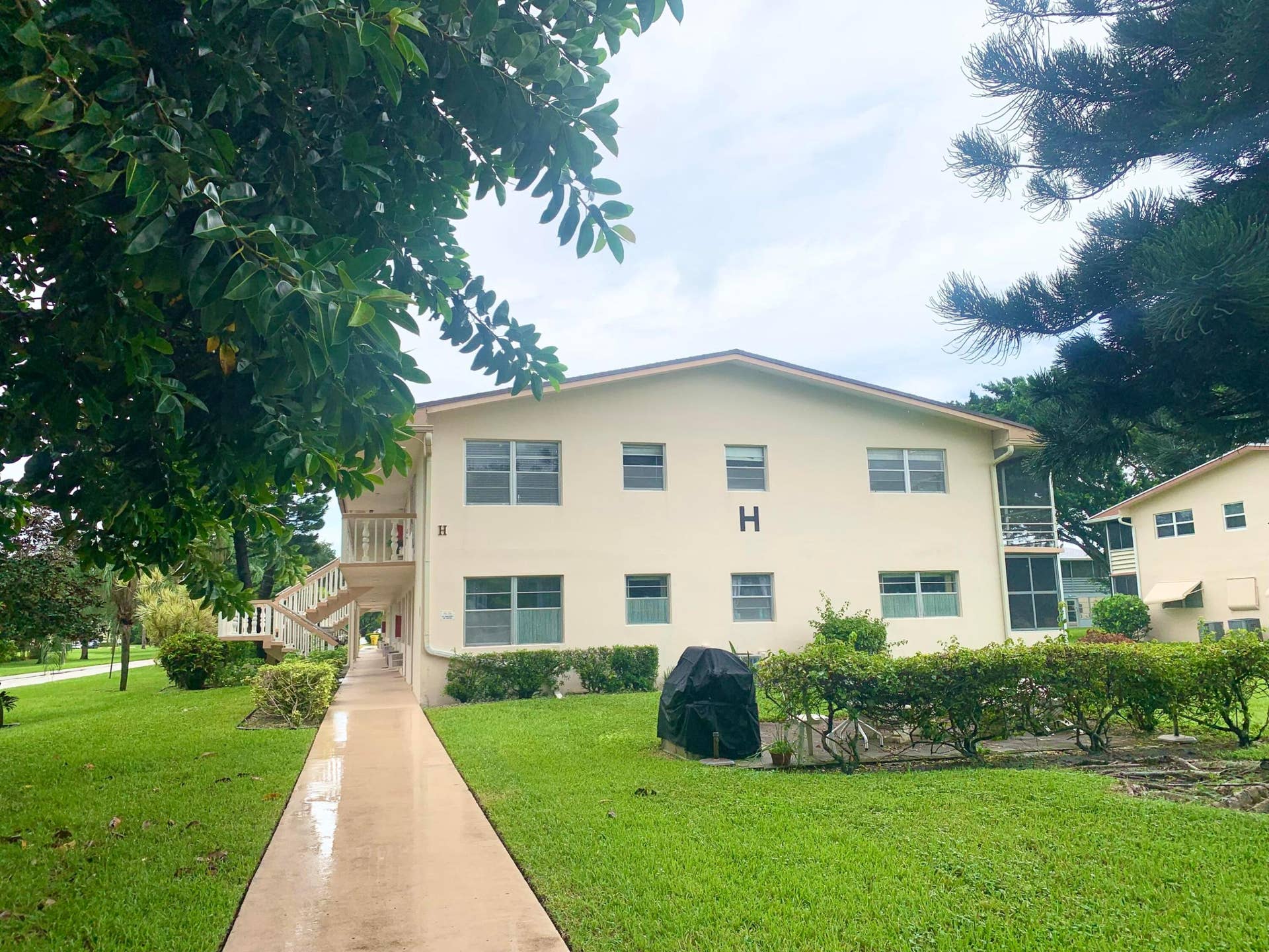 185 Canterbury H, West Palm Beach, FL 33417 Stunning Landscaping