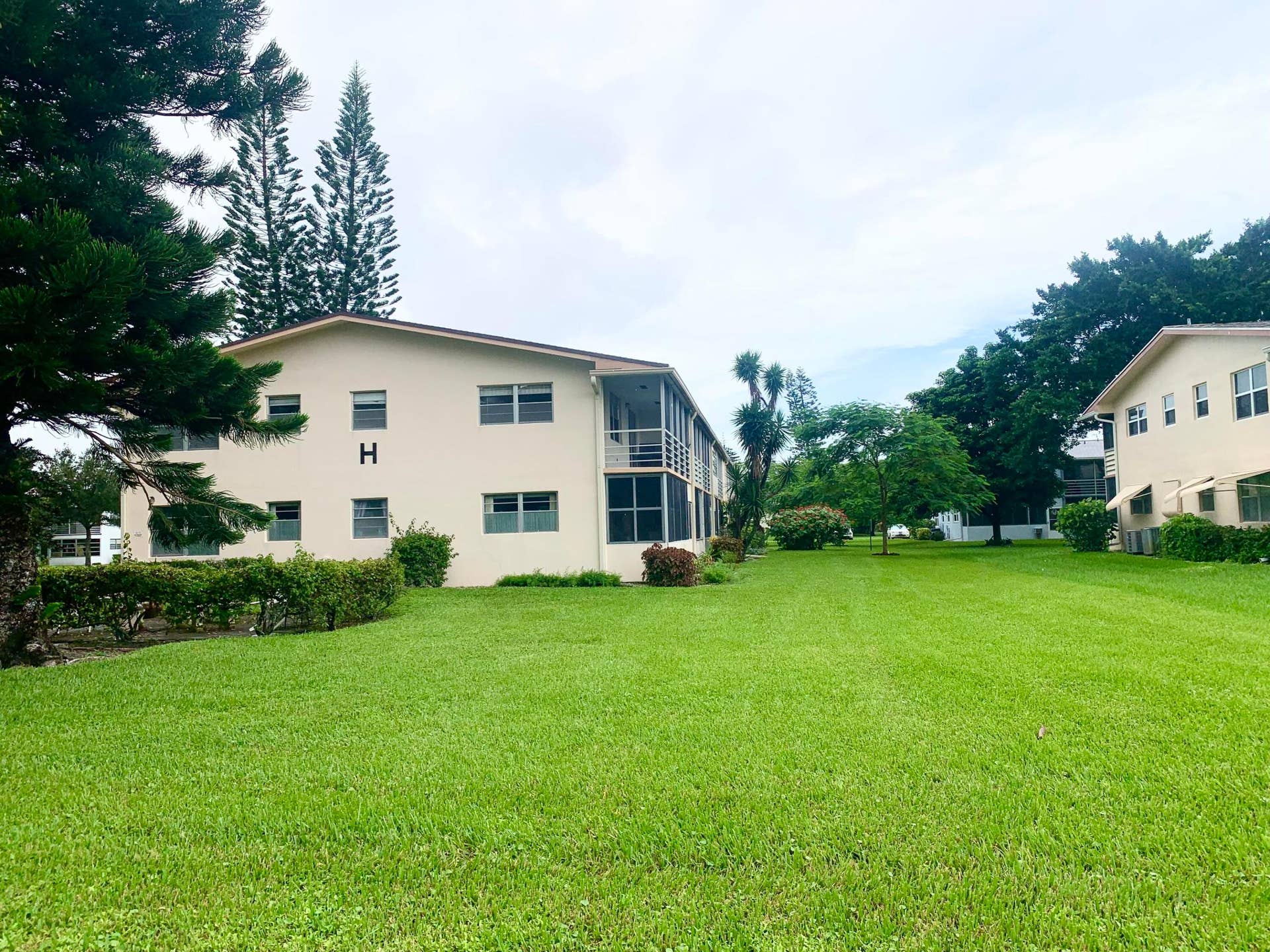 185 Canterbury H, West Palm Beach, FL 33417 Serene