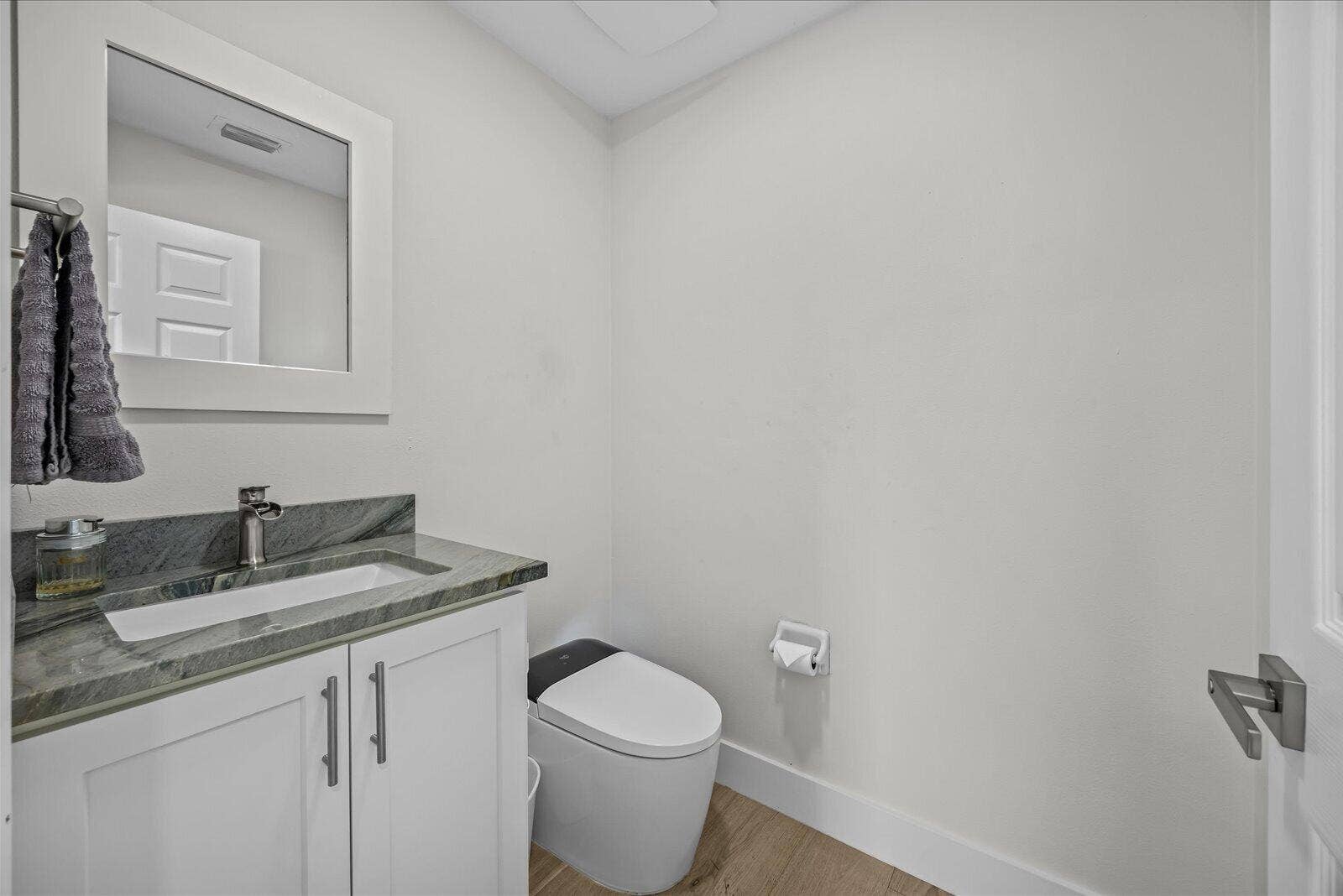 122 Queen Frederika Court, Hutchinson Island, FL 34949 Powder Room