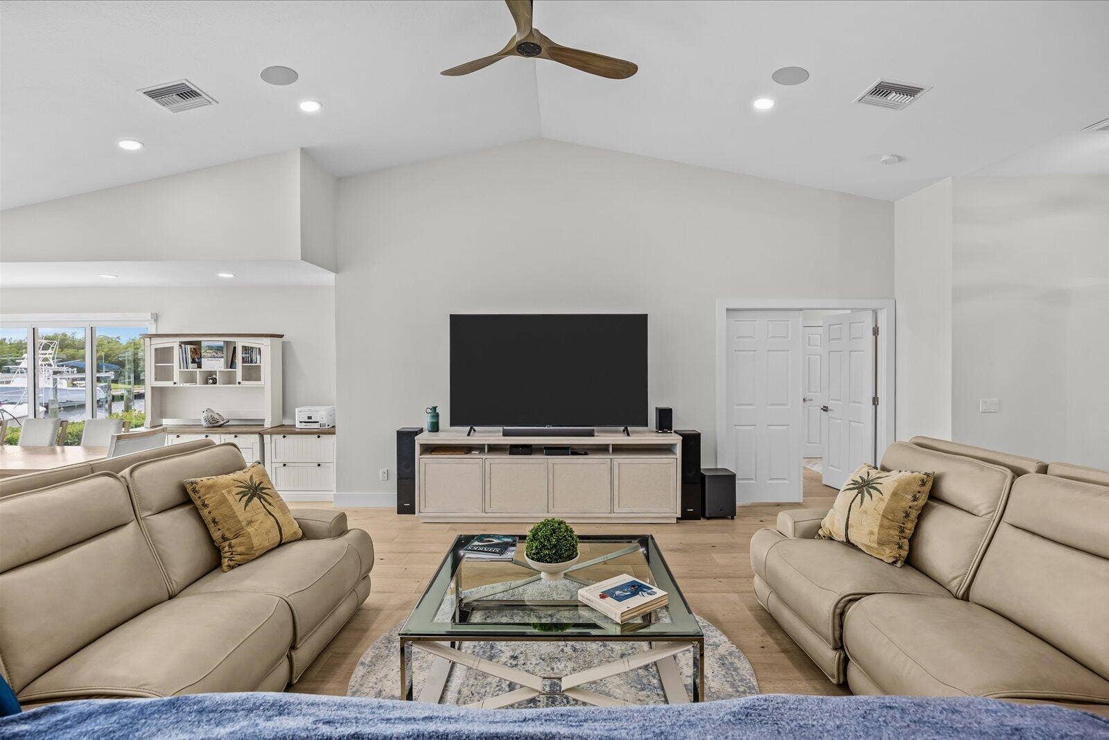 122 Queen Frederika Court, Hutchinson Island, FL 34949 Living area