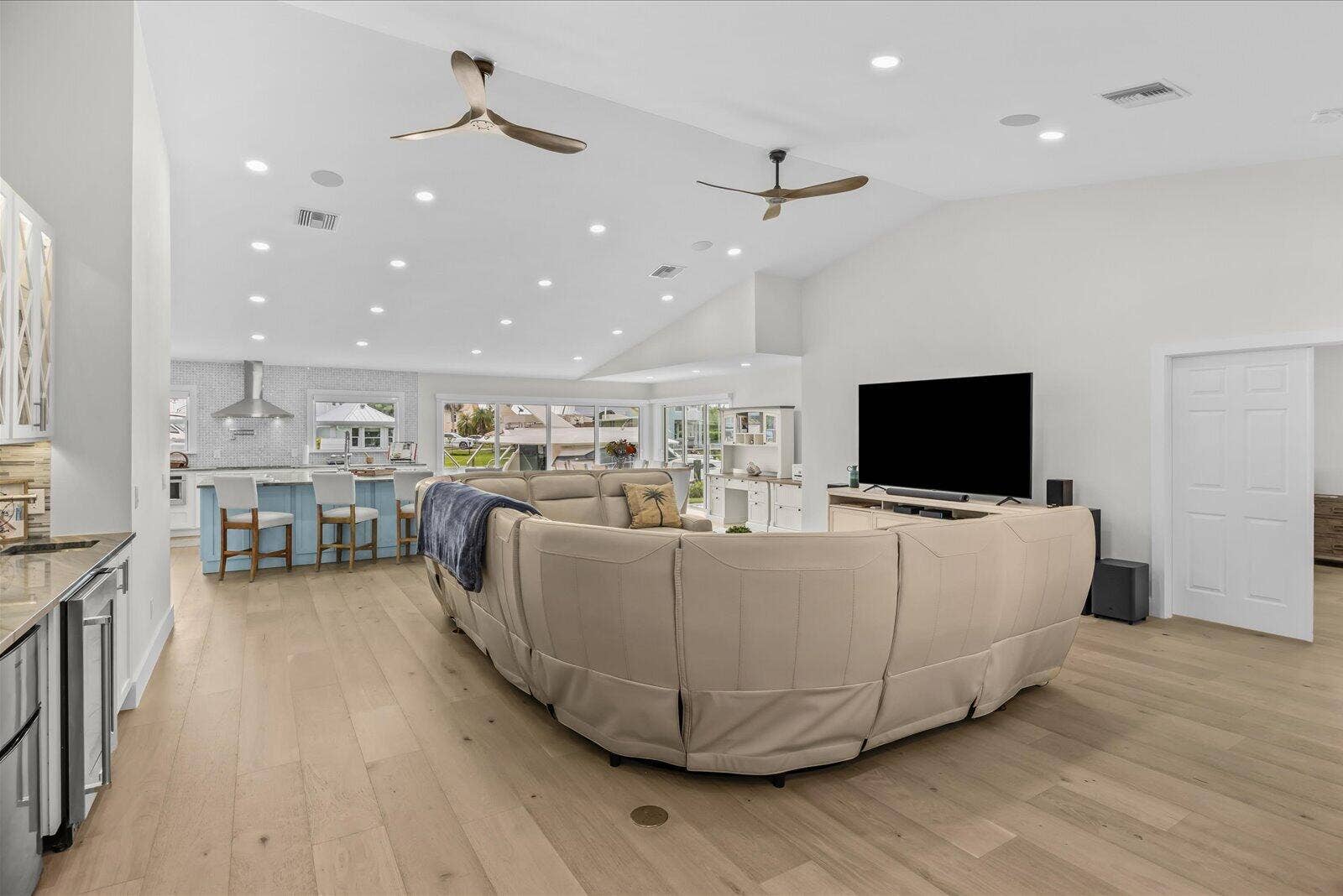 122 Queen Frederika Court, Hutchinson Island, FL 34949 Living area