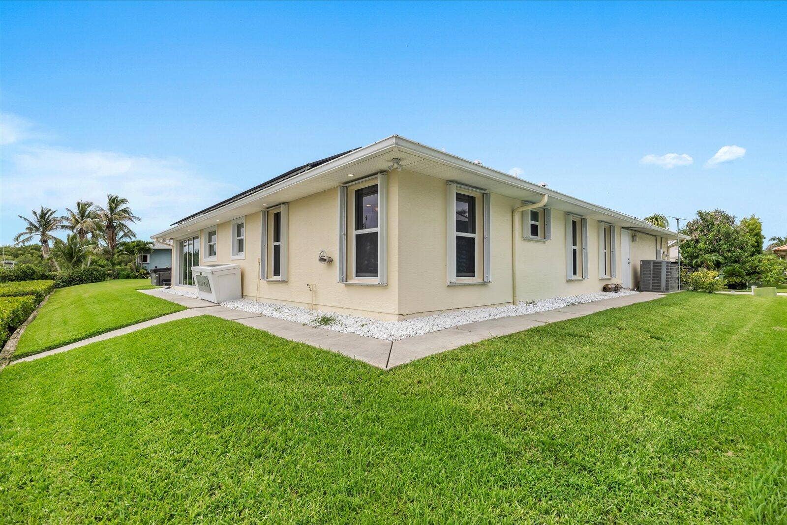 122 Queen Frederika Court, Hutchinson Island, FL 34949 Backyard