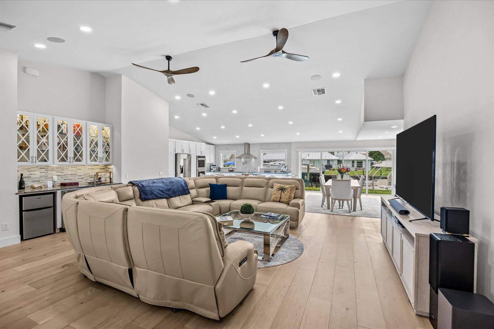 122 Queen Frederika Court, Hutchinson Island, FL 34949 Living area