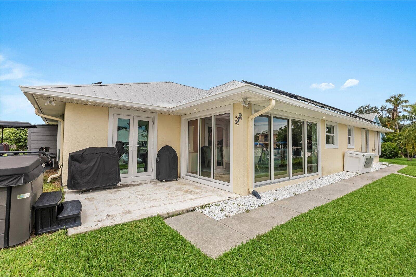 122 Queen Frederika Court, Hutchinson Island, FL 34949 Backyard