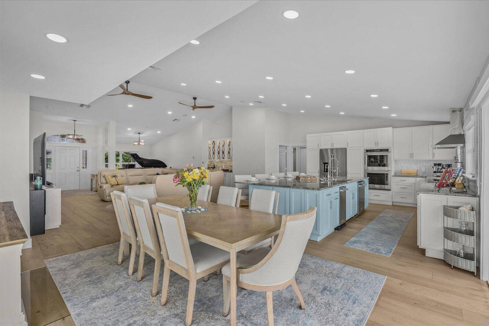 122 Queen Frederika Court, Hutchinson Island, FL 34949 Dinning
