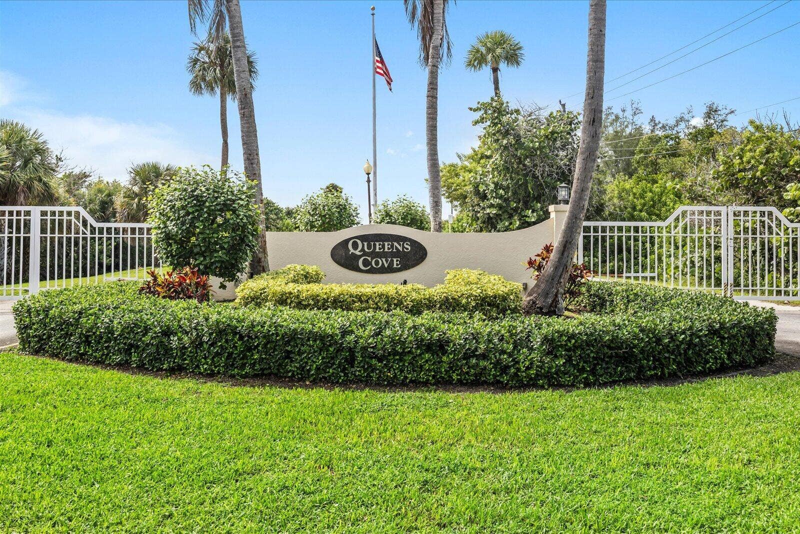 122 Queen Frederika Court, Hutchinson Island, FL 34949 Community