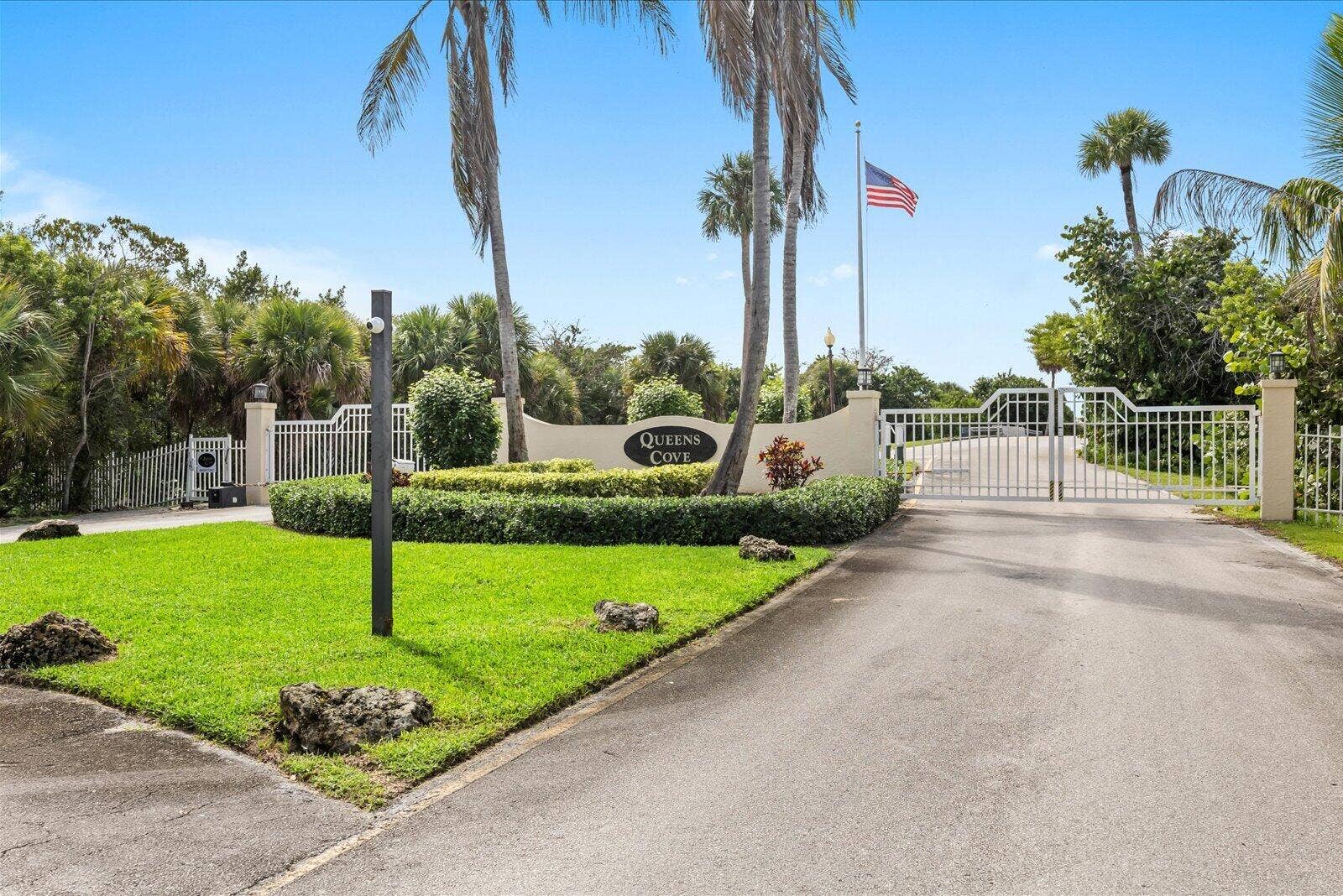 122 Queen Frederika Court, Hutchinson Island, FL 34949 Community