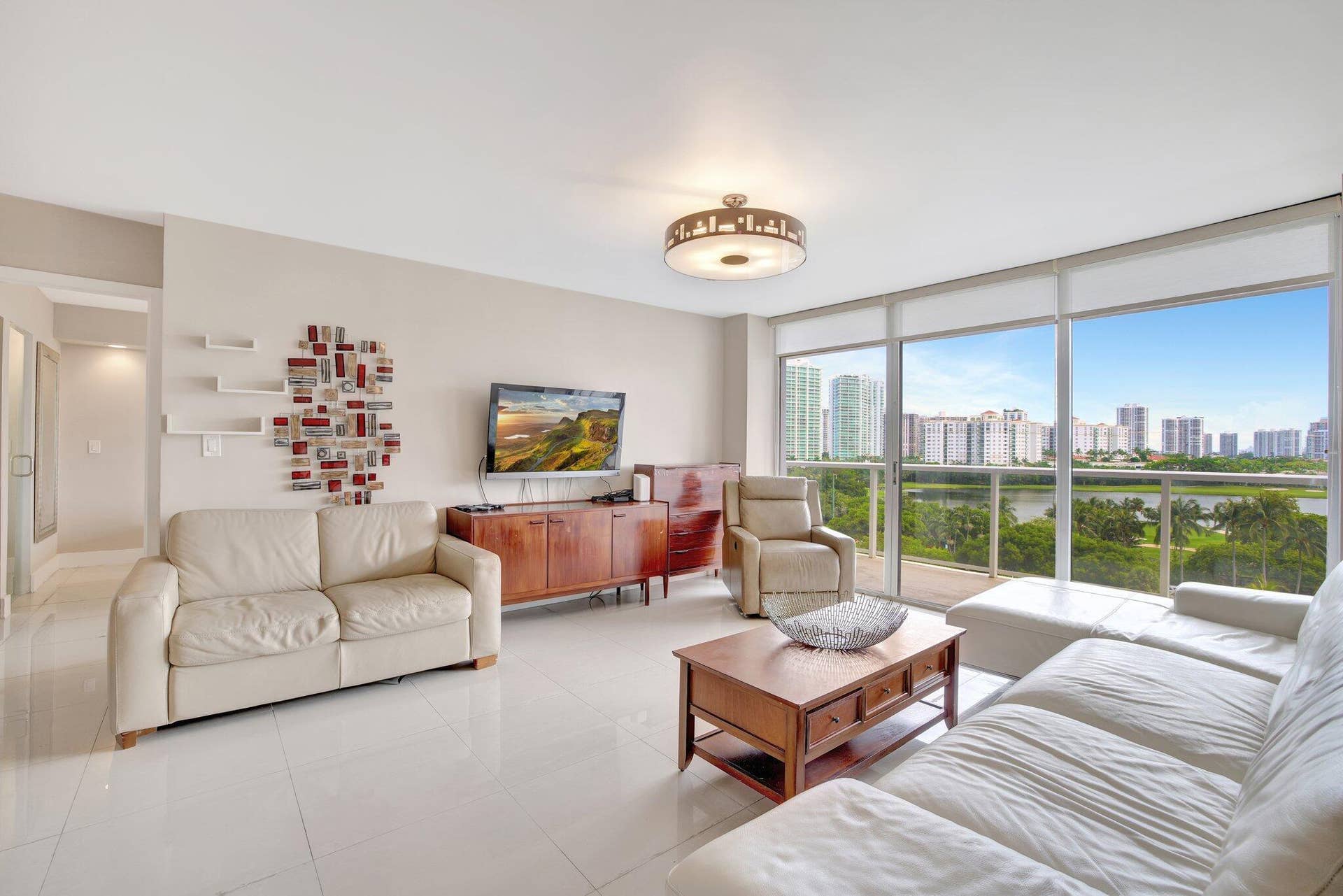 3701 N COUNTRY CLUB Drive, #907, Aventura, FL 33180 living room