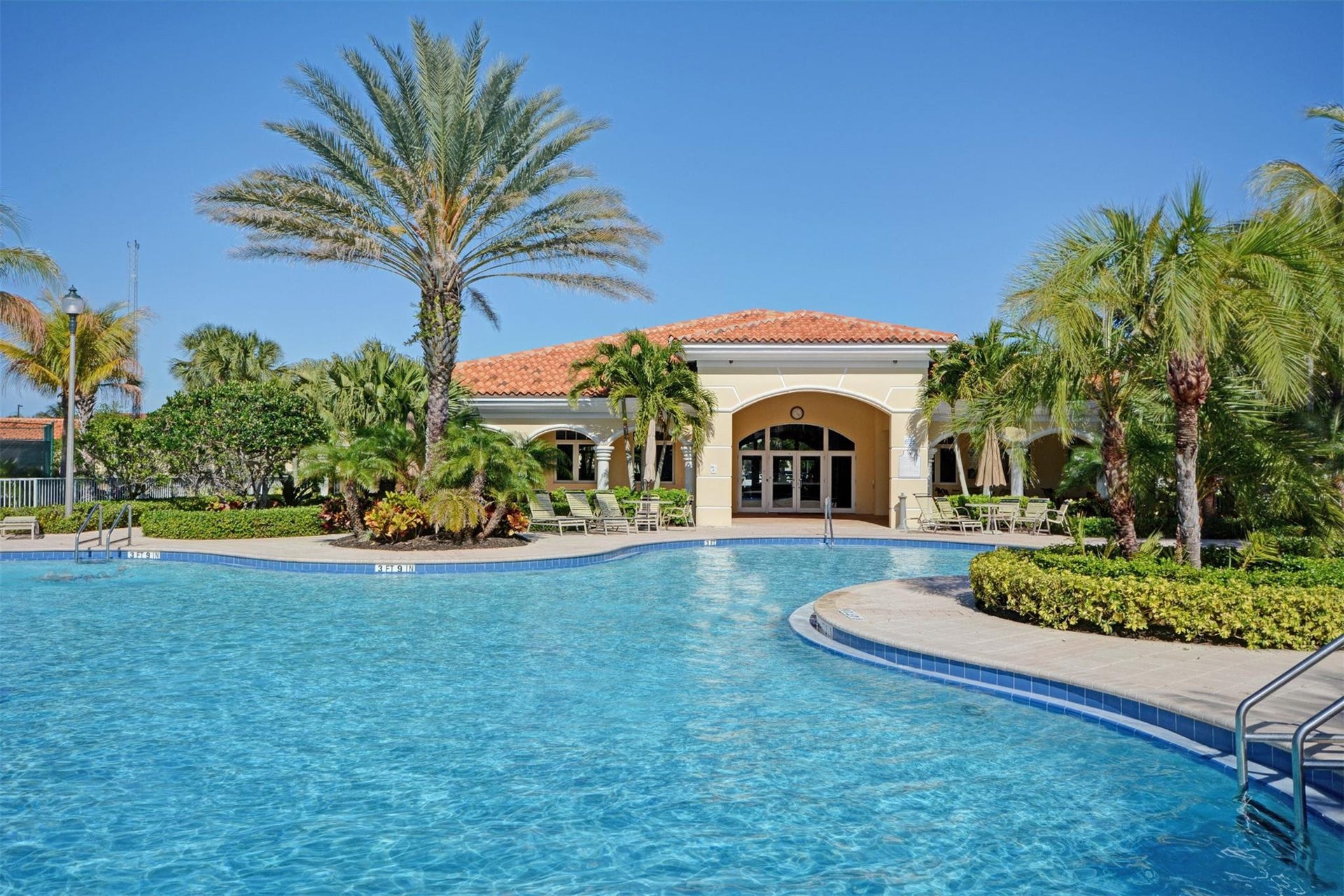 9 HARBOUR ISLE Drive E, #102, Fort Pierce, FL 34949 Pool