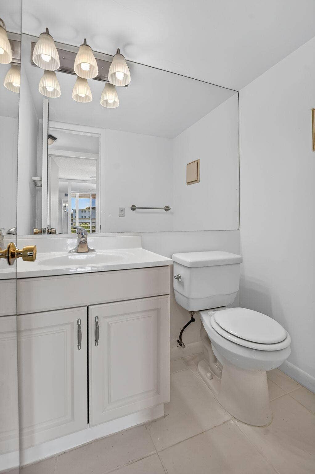 3010 Guildford A, Boca Raton, FL 33434 1/2 Bathroom