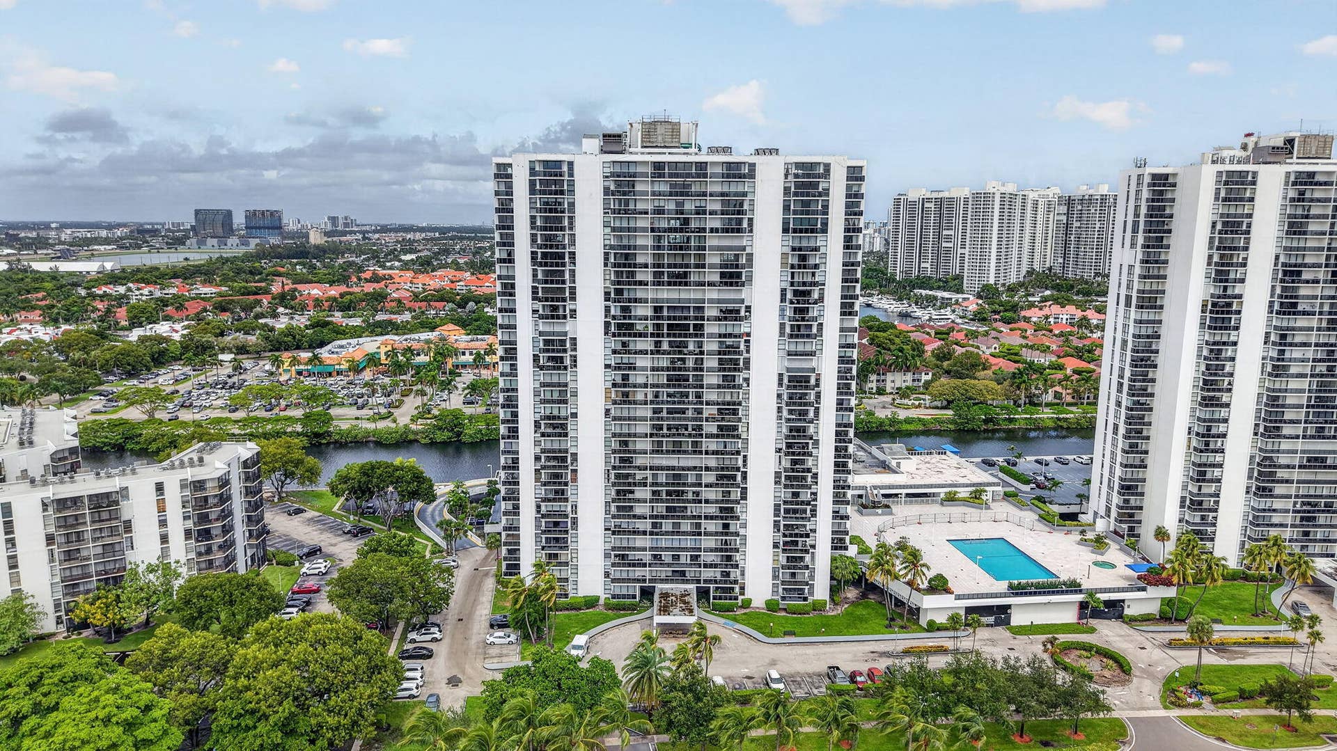 3625 N Country Club Drive, #1807, Aventura, FL 33180 42-web-or-mls-DJI_20261002134715_0067_D