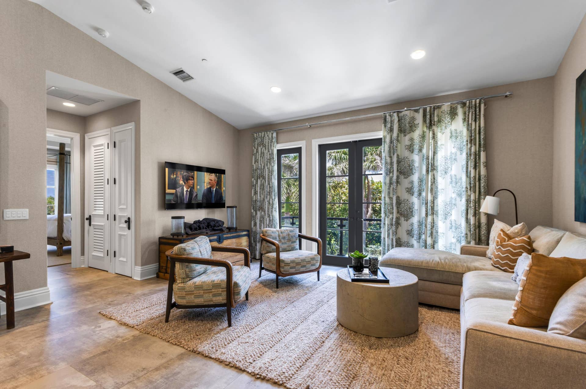 mls_GUEST_SUITE_FAMILY_ROOM_EB