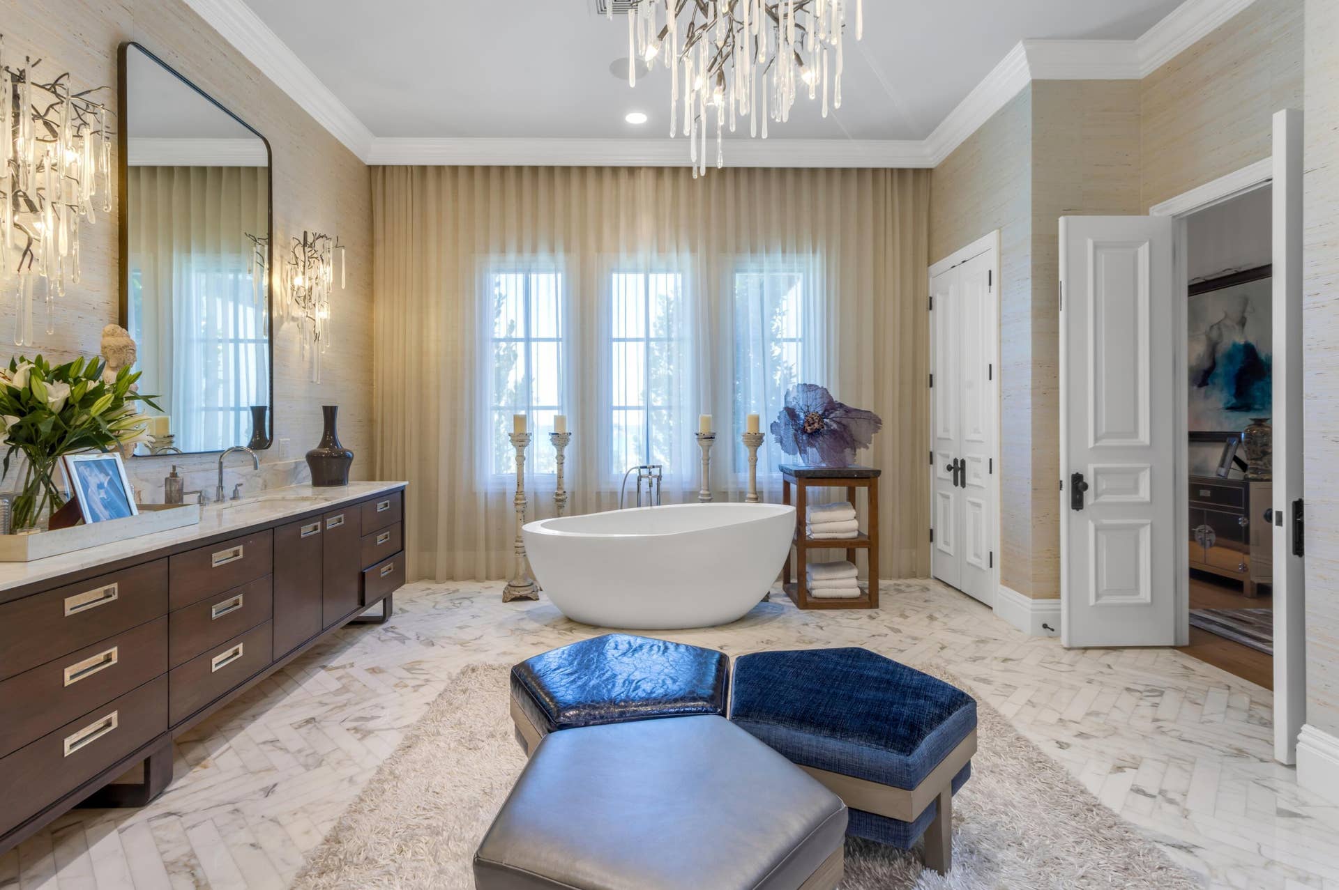 mls_PRIMARY_BATHROOM_STRAIGHT_EB