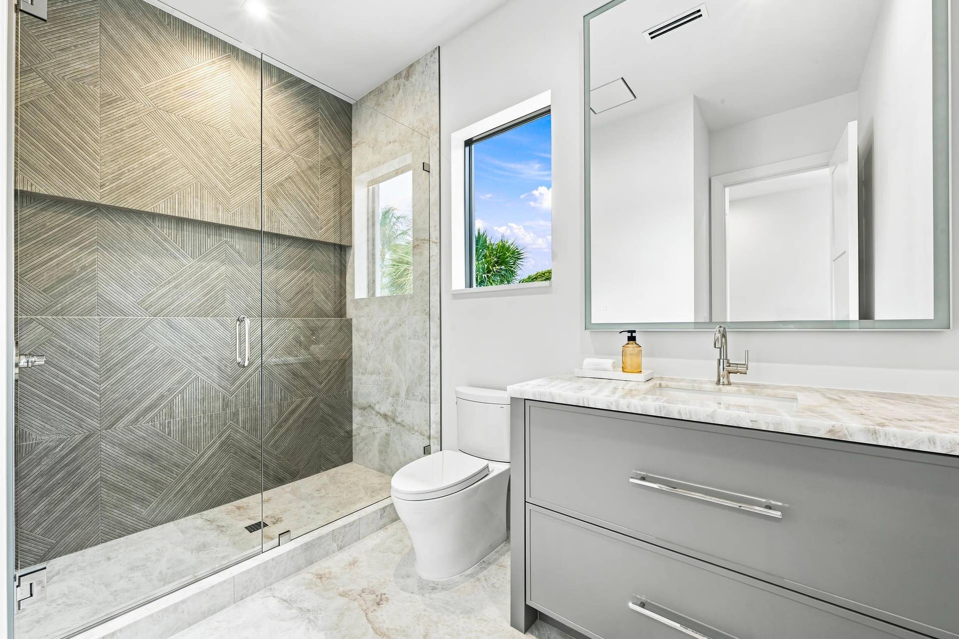 155 Ebbtide Drive, North Palm Beach, FL 33408 GUEST BEDROOM #2 BATHROOM