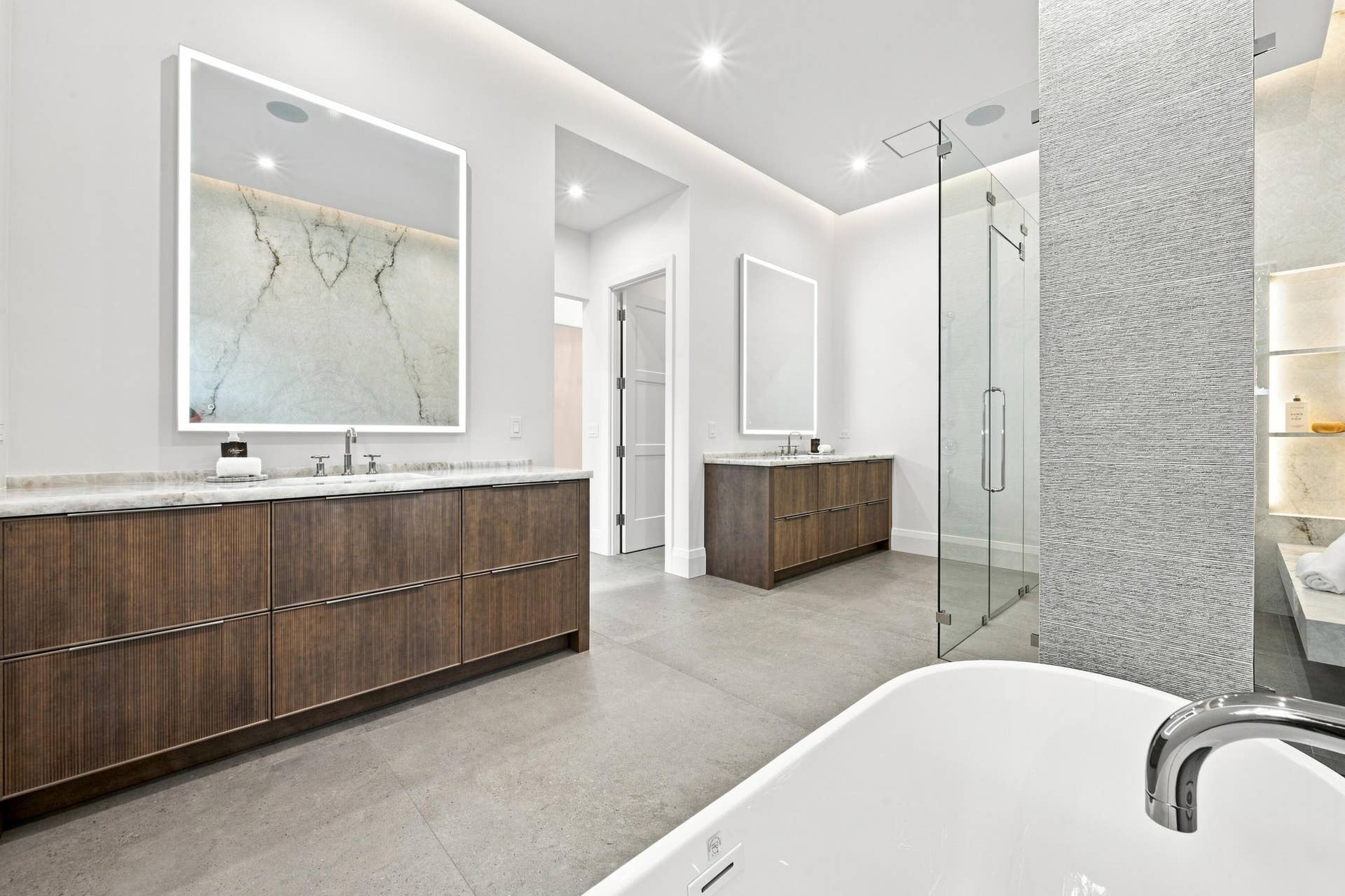 155 Ebbtide Drive, North Palm Beach, FL 33408 FIRST FLOOR PRIMARY BATHROOM