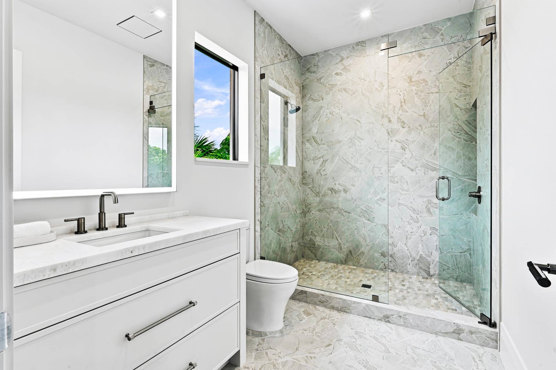155 Ebbtide Drive, North Palm Beach, FL 33408 GUEST BATHROOM