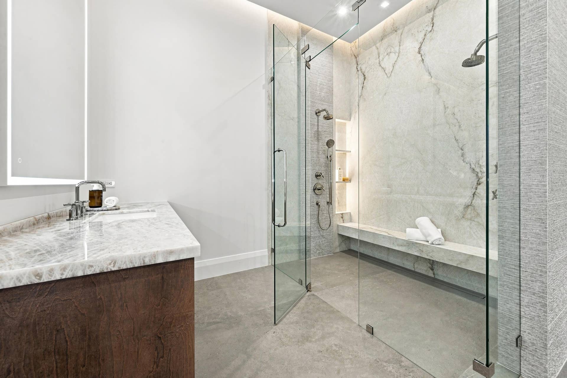 155 Ebbtide Drive, North Palm Beach, FL 33408 FIRST FLOOR PRIMARY BATHROOM