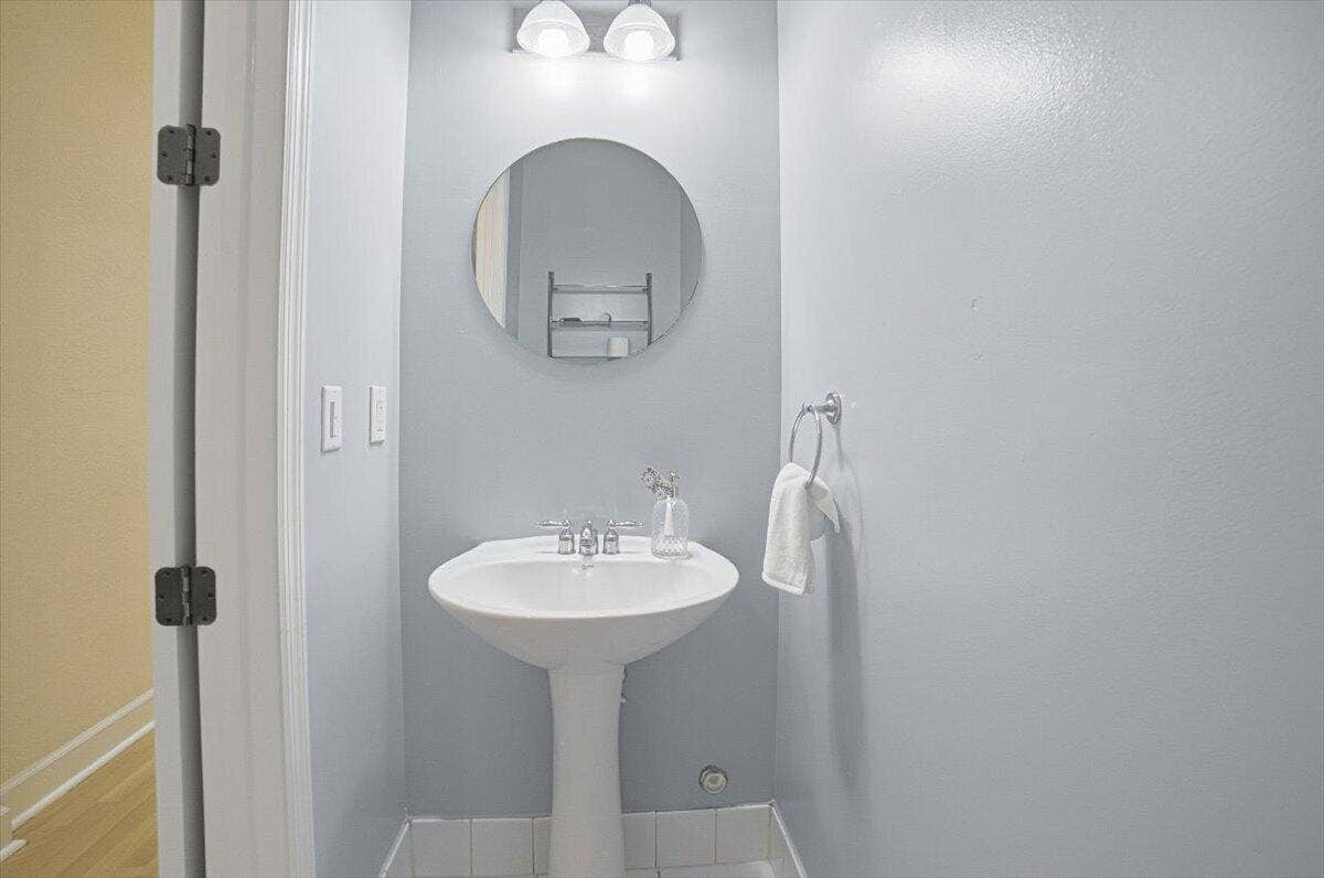 16-Guest Bathroom