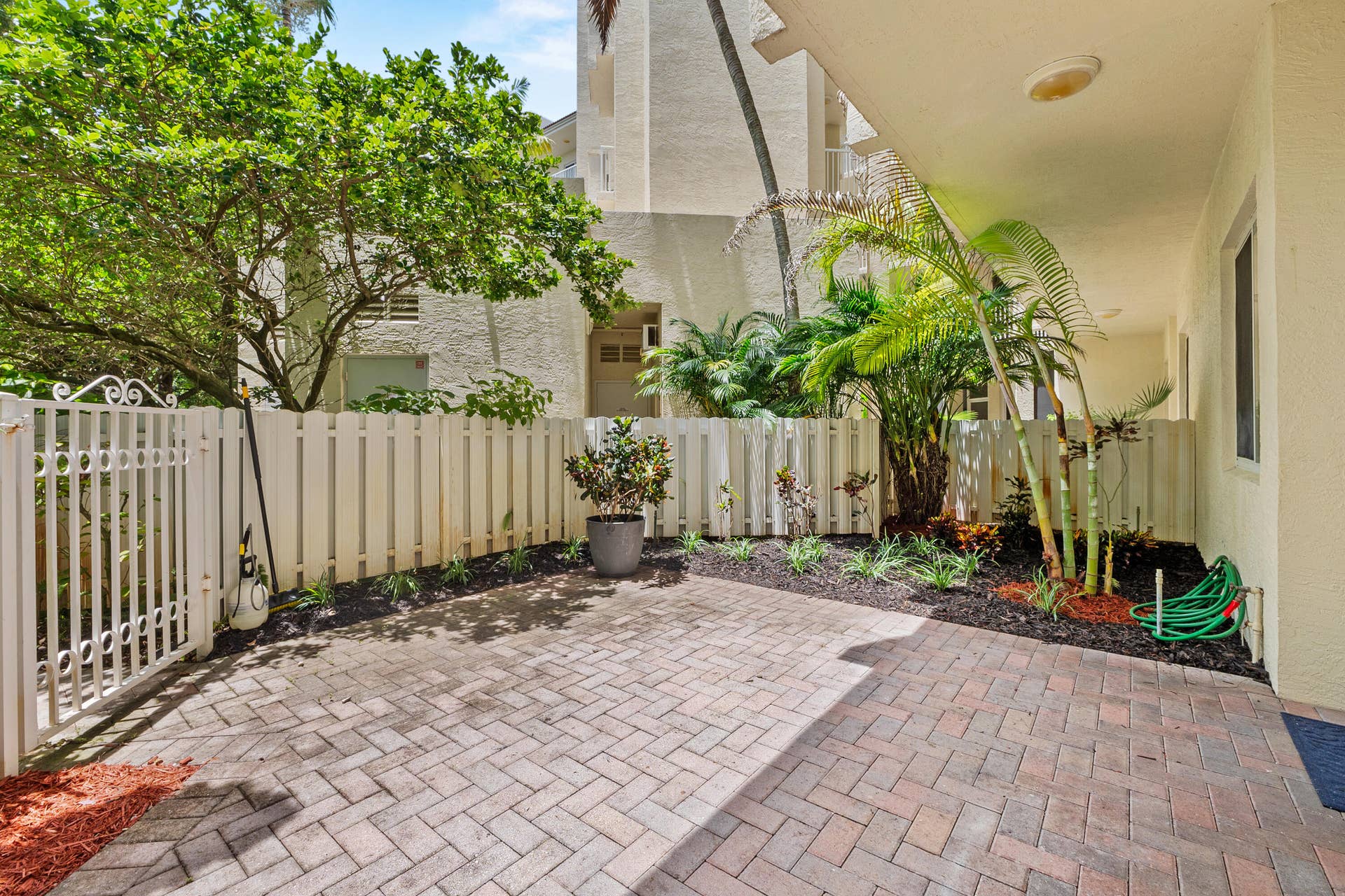 3500 Oaks Clubhouse Drive, #Apt 109, Pompano Beach, FL 33069 3500 Oaks Clubhouse Dr23