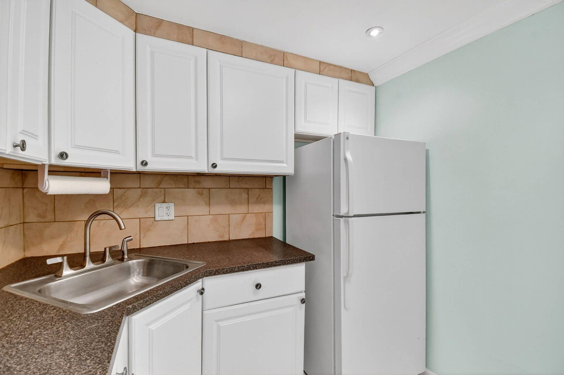 5203 NE 24th Terrace, #B105, Fort Lauderdale, FL 33308 Kitchen